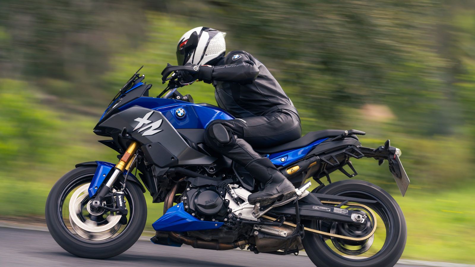 Η BMW F900XR του 2025 διαθέτει αναβαθμισμένο σύστημα ανάρτησης, ενσωματώνοντας πλήρως ρυθμιζόμενα ανεστραμμένο πιρούνι μπροστά και μονό αμορτισέρ πίσω