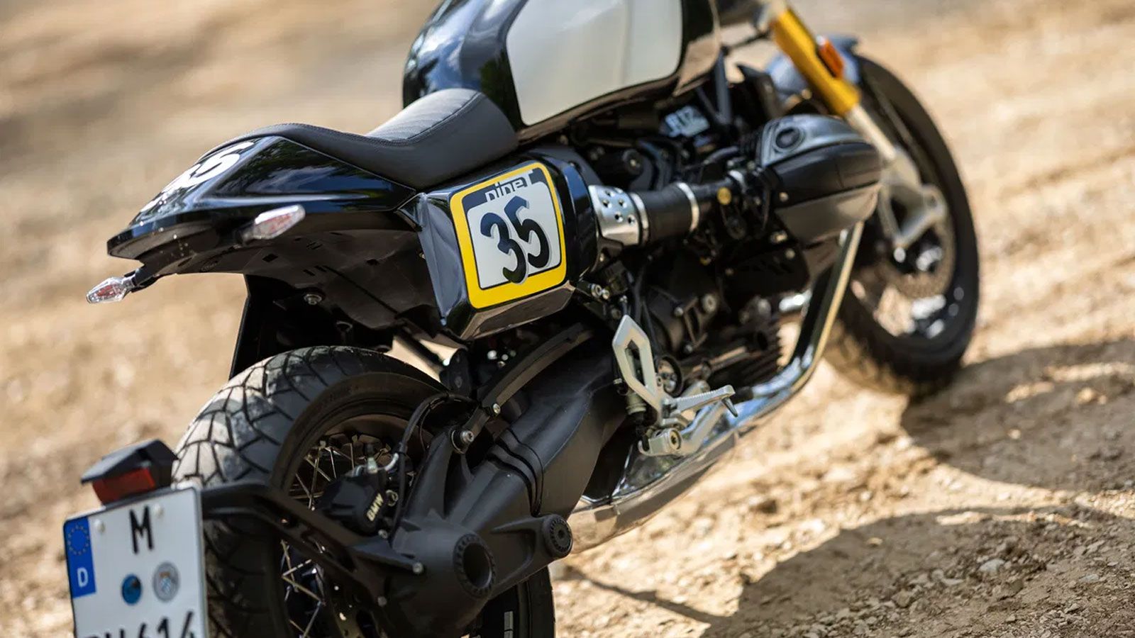 Στο πακέτο περιλαμβάνεται κοντό πίσω μέρος flat track σχεδίασης σε βαφή Blackstorm Metallic, βάση πινακίδας σε μαύρο ή ασημί, καθώς και πολυλειτουργικ