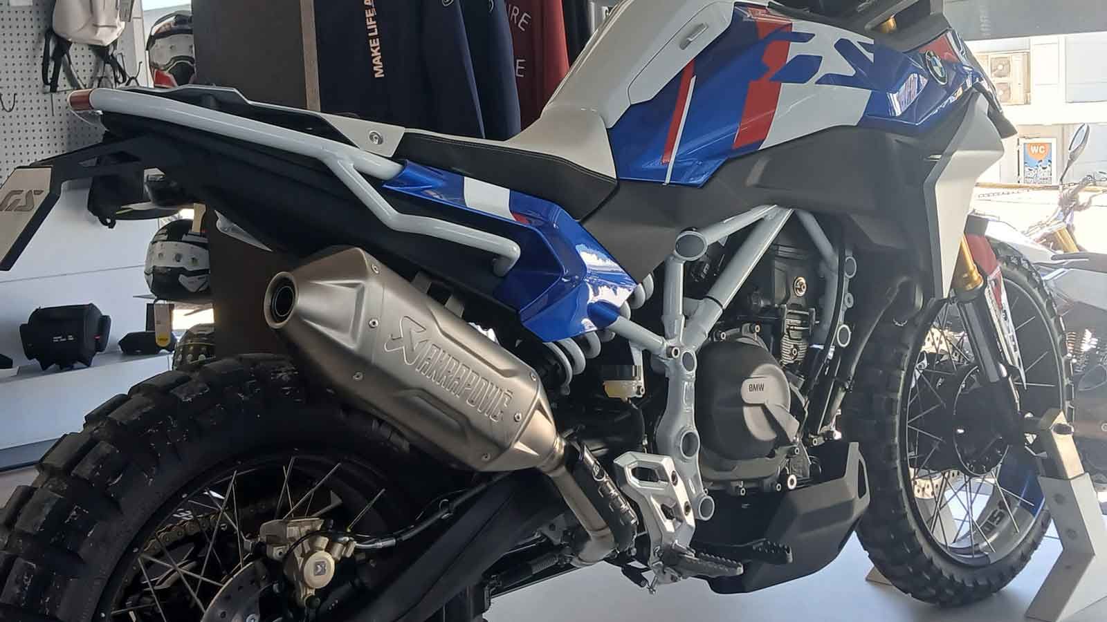 Πρόκειται για τη νέα, προηγμένη πρόταση της BMW στις μοτοσυκλέτες με εκτός δρόμου ικανότητες, απευθυνόμενη σε κατόχους διπλώματος κατηγορίας Α2.