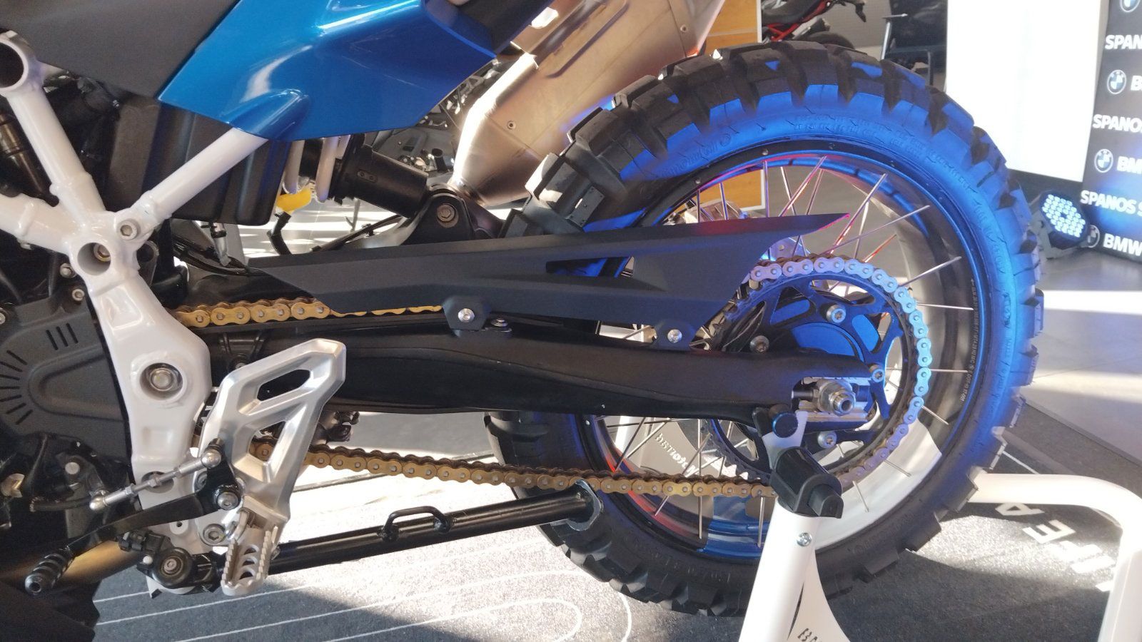 με έμφαση στον επιθετικό χαρακτήρα και την adventure ταυτότητα.