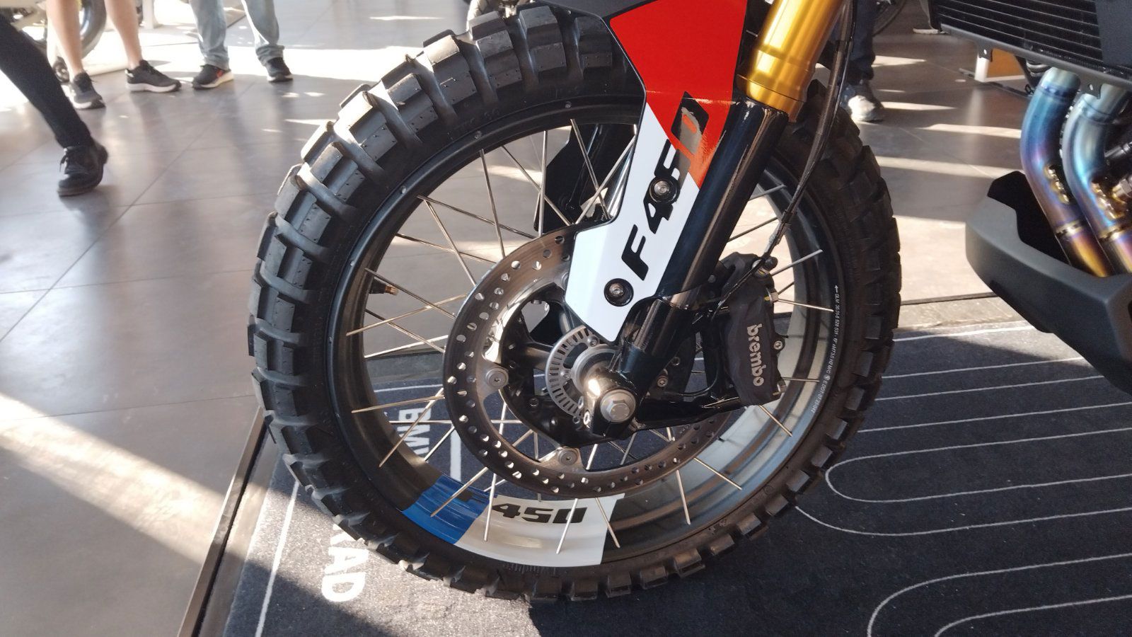 Οι τροχοί είναι tubeless και το σύστημα φρένων Brembo.