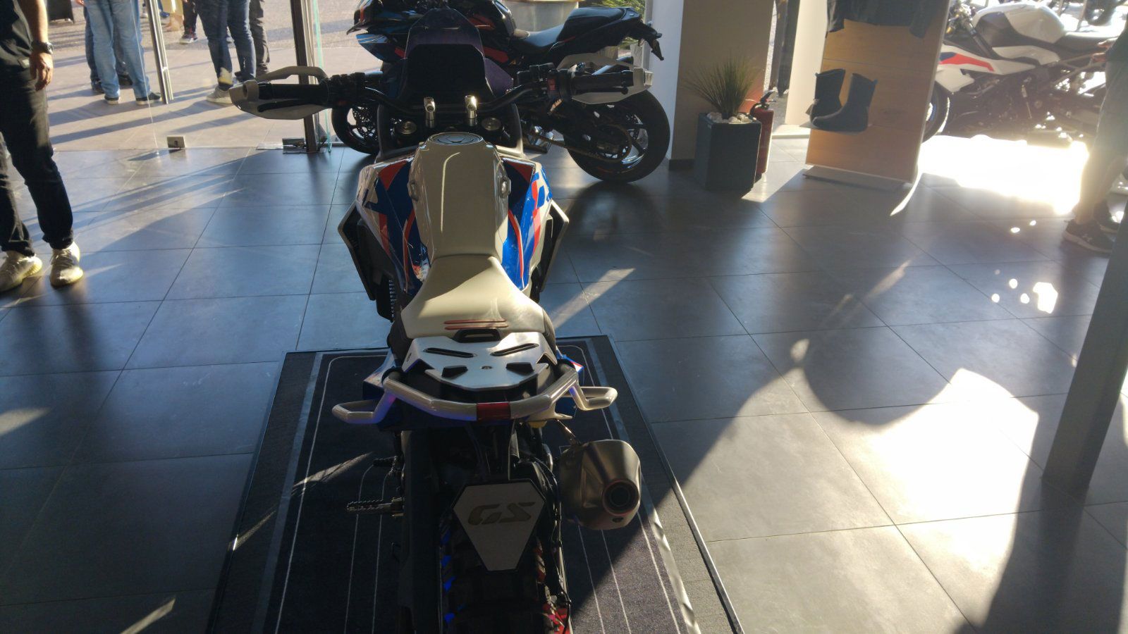 H BMW δηλώνει πως η τελική έκδοση παραγωγής θα βρίσκεται πολύ κοντά σε αυτό που είδαμε από κοντά.
