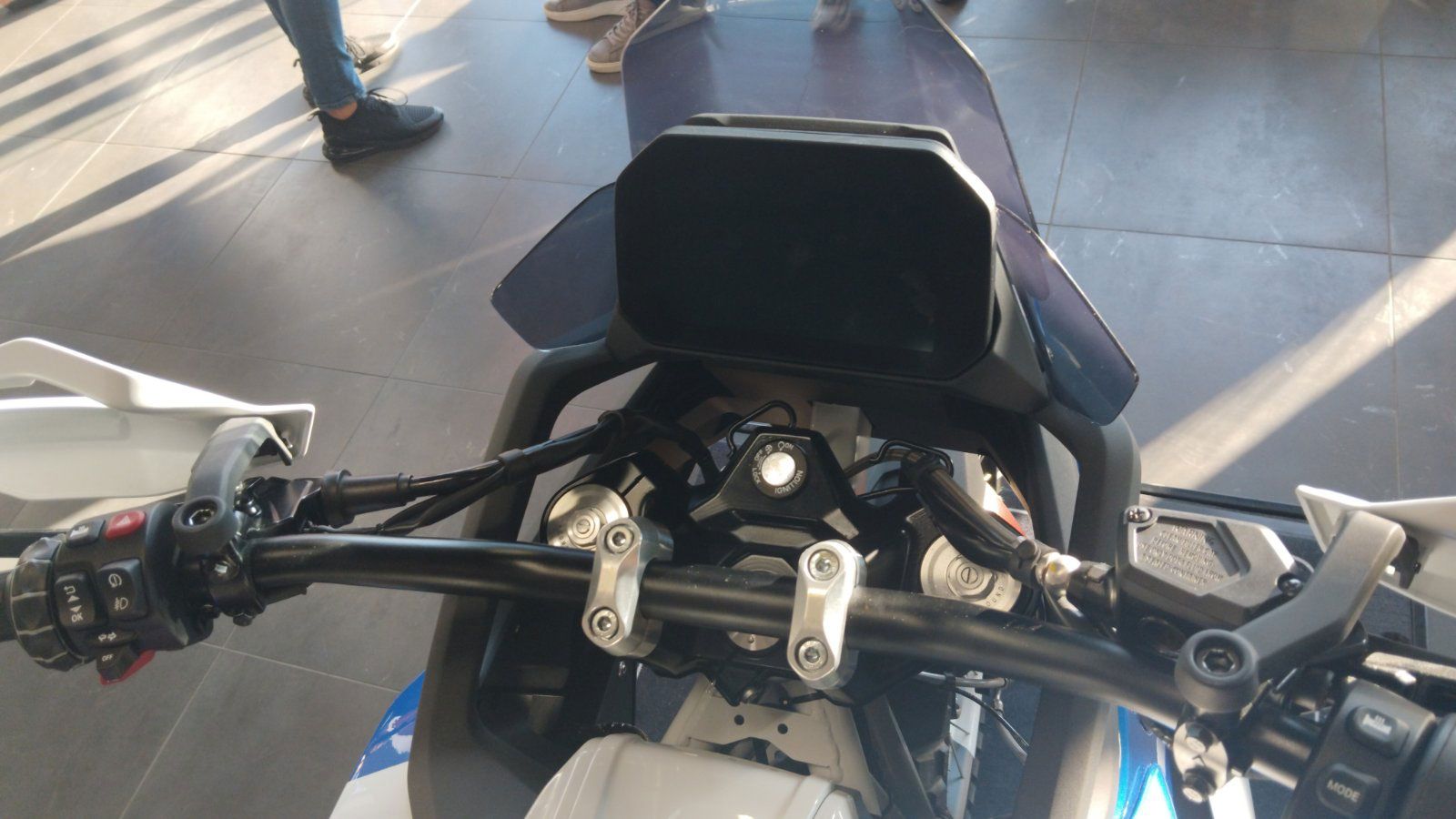 Το μοντέλο που παρουσιάστηκε έφερε ρυθμιζόμενες αναρτήσεις, οθόνη TFT «παραγωγής»