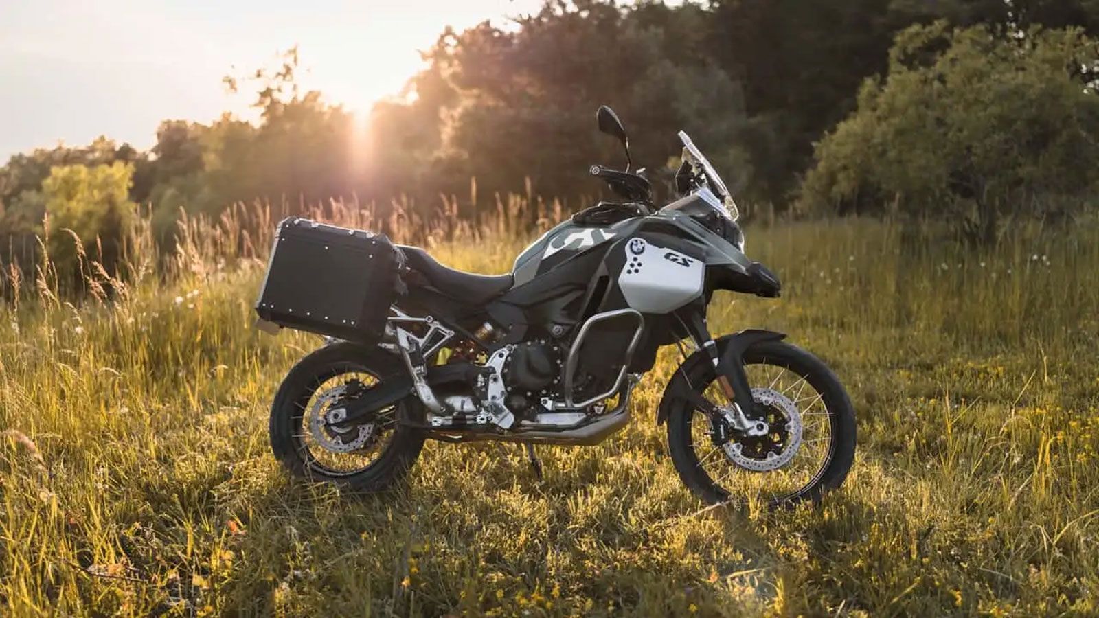 Η σειρά GS παραμένει ο βασικός πυλώνας της adventure ταυτότητας της BMW και το 2026 φέρνει λεπτές αλλά ουσιαστικές βελτιώσεις.