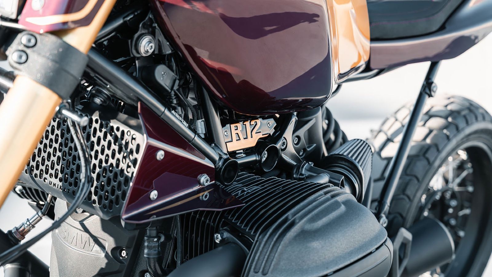 BWW R12 nineT Tracker: Ένα flat tracker που παίρνει βαλίτσες