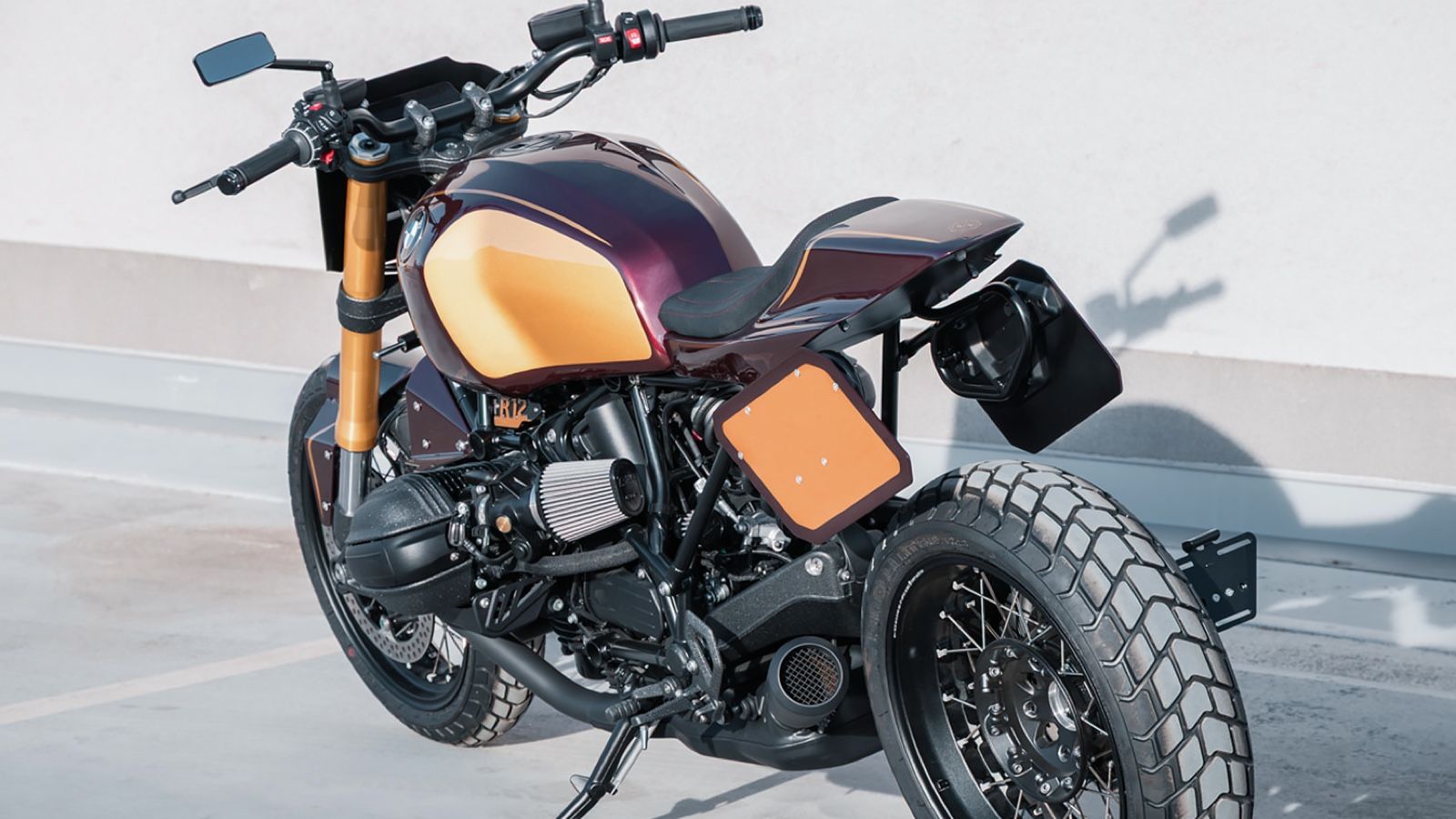 BWW R12 nineT Tracker: Ένα flat tracker που παίρνει βαλίτσες