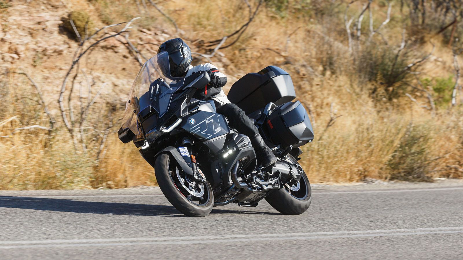 Όμως ο τρόπος που εξαφανίζει τα κιλά της με το που κυλίσουν οι ρόδες της στην άσφαλτο, είναι απλά μαγικός. Ακόμα και με πολύ χαμηλές ταχύτητες, ο χειρ