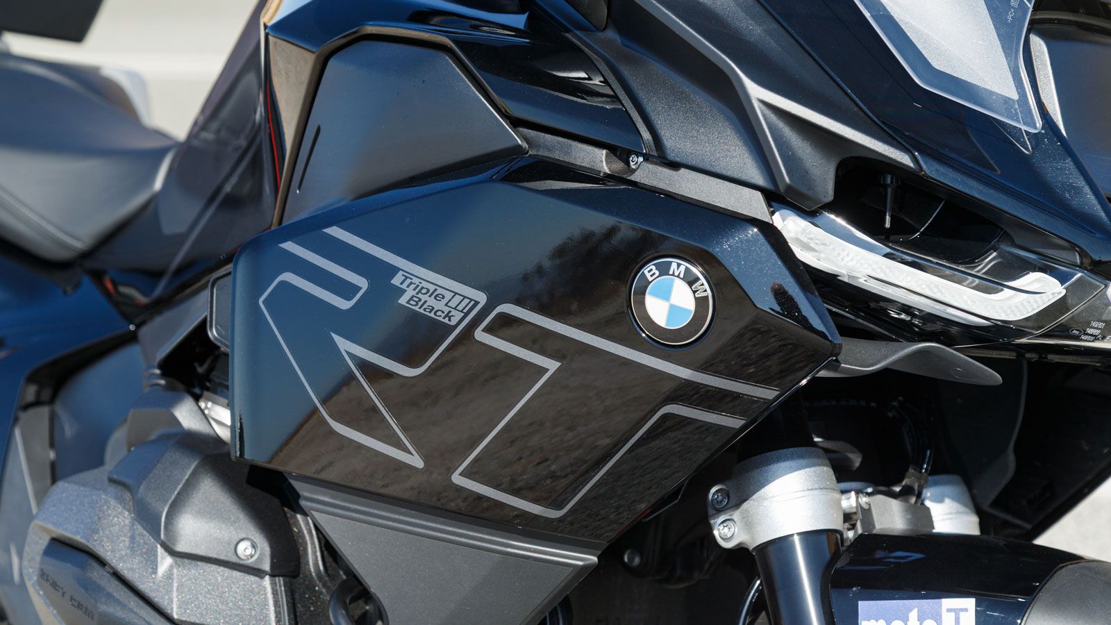 Η μετωπική επιφάνεια σχεδιάστηκε με πιο μινιμαλιστική προσέγγιση, διαθέτοντας ένας μικρό κεντρικά τοποθετημένο προβολέα με 47 μικρά LED στο εσωτερικό 