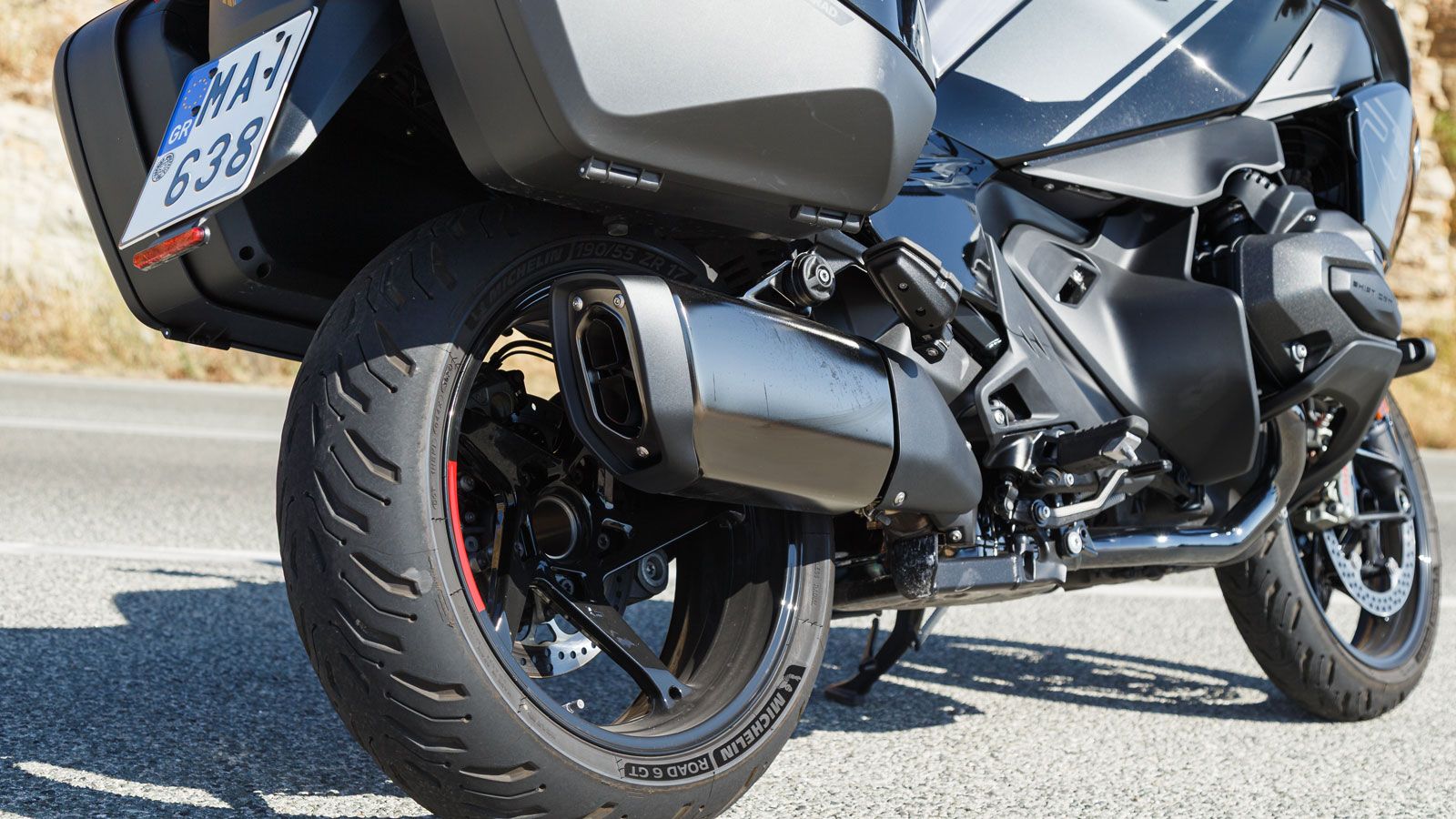 Η διαφορά είναι ότι στο νέο RT έχουμε ενσωμάτωση αυτής της τεχνολογίας και στο πίσω μέρος, ενώ το σύστημα Dynamic Chassis Adaption (DCA) αλλάζει τη γε