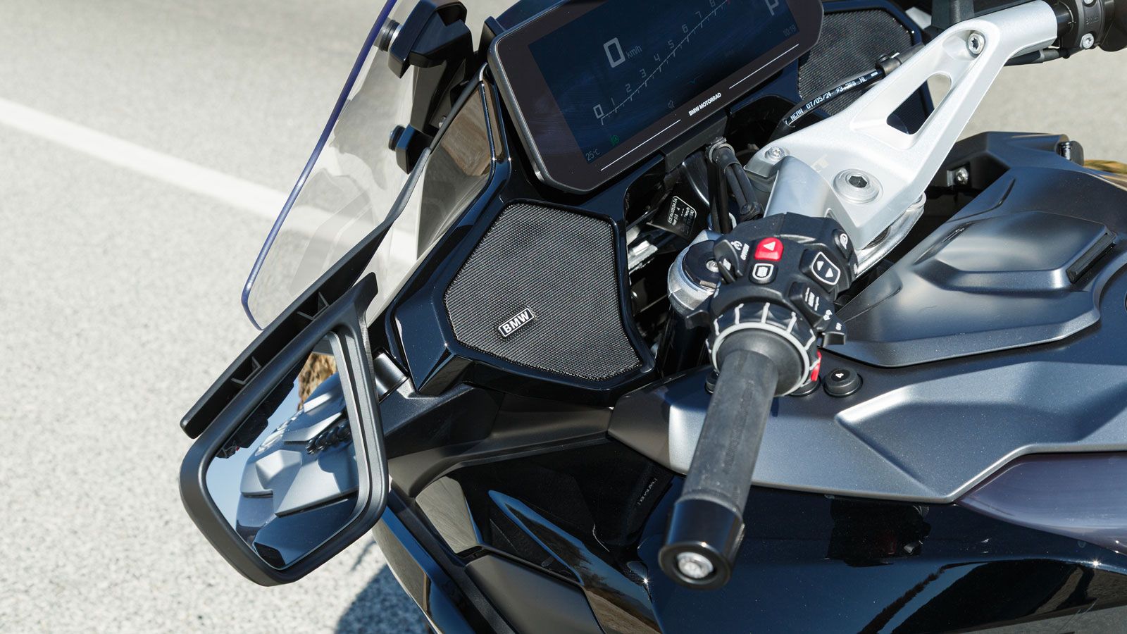 Ελάχιστες οι εργονομικές αλλαγές, καθώς η θέση οδήγησης είναι σχεδόν ίδια με πριν.. εξαίρεση οι φαρδύτερες και πιο μπροστά τοποθετημένες χειρολαβές το