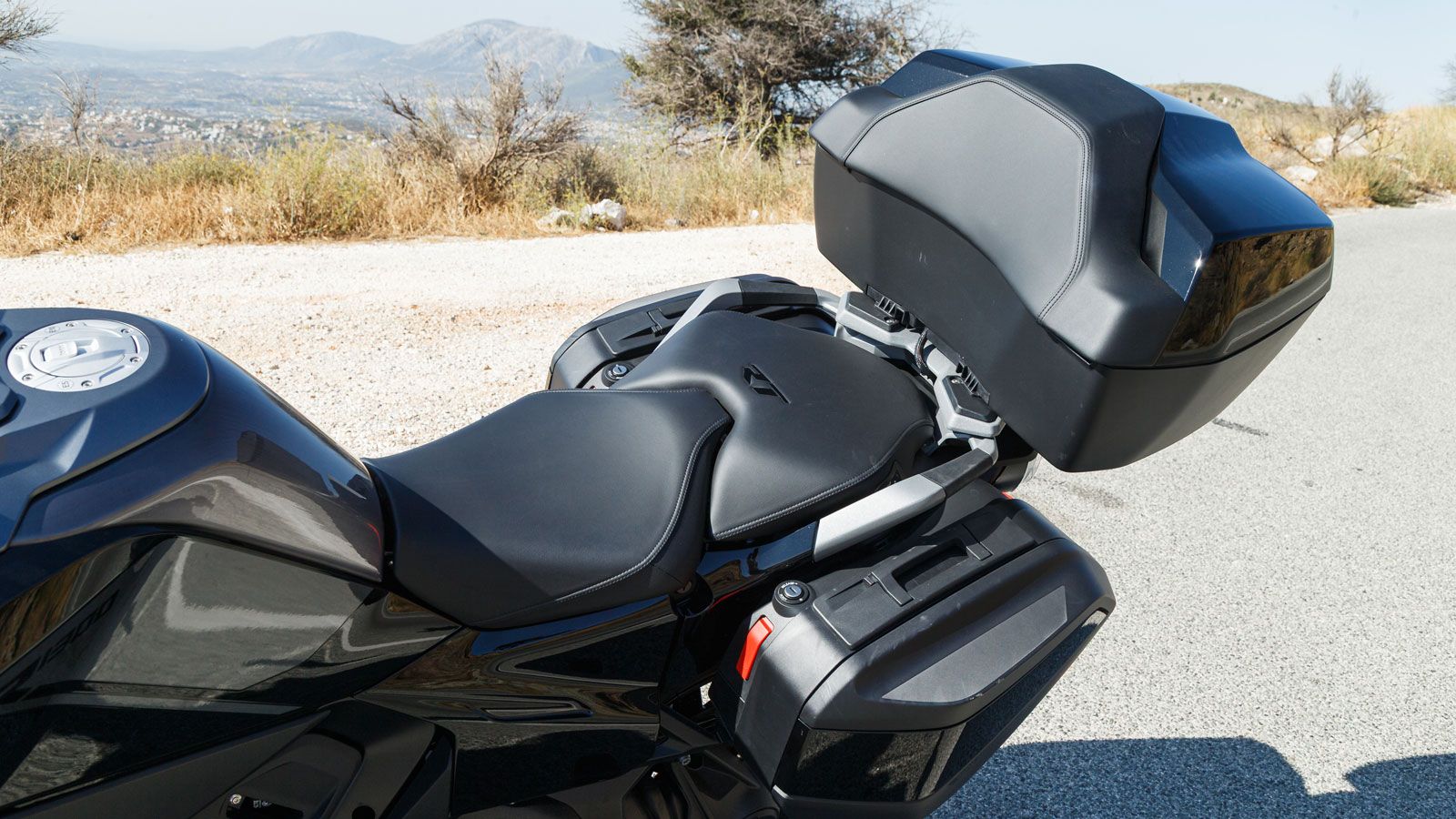 Η σέλα, πλούσια σε αφρώδες, αύξησε το ύψος της στα 820-840χιλ.χωρίς να δυσκολεύει την πρόσβαση στο έδαφος –κρίσιμο σε μια τέτοια μοτοσυκλέτα- εν