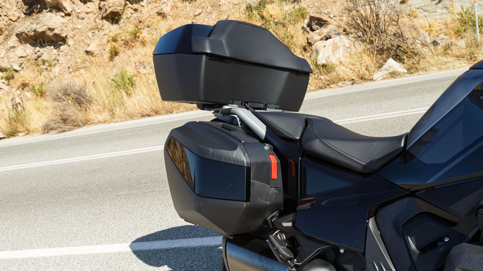 Μαζί με τις πλαϊνές βαλίτσες Vario μεταβαλλόμενης χωρητικότητας 27-33 λίτρων προσφέρουν first-class υπηρεσίες ταξιδιού. 