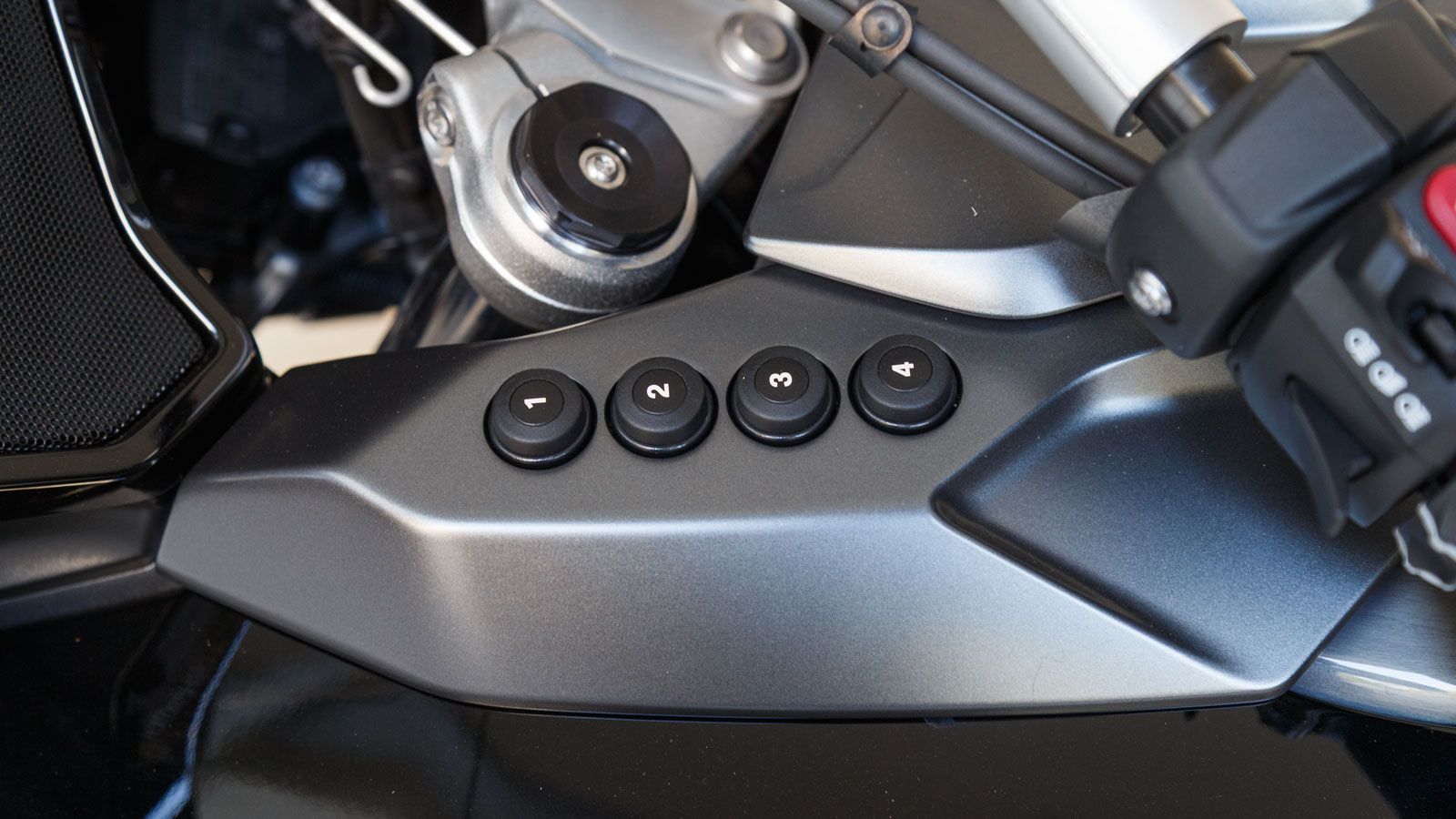 Η γνώστη μας πλέον «Γερμανική» ροδέλα και τα αντίστοιχα πλήκτρα στην αριστερή χειρολαβή δίνουν εύκολη και γρήγορη πρόσβαση στην ρύθμιση όλων των επιμέ