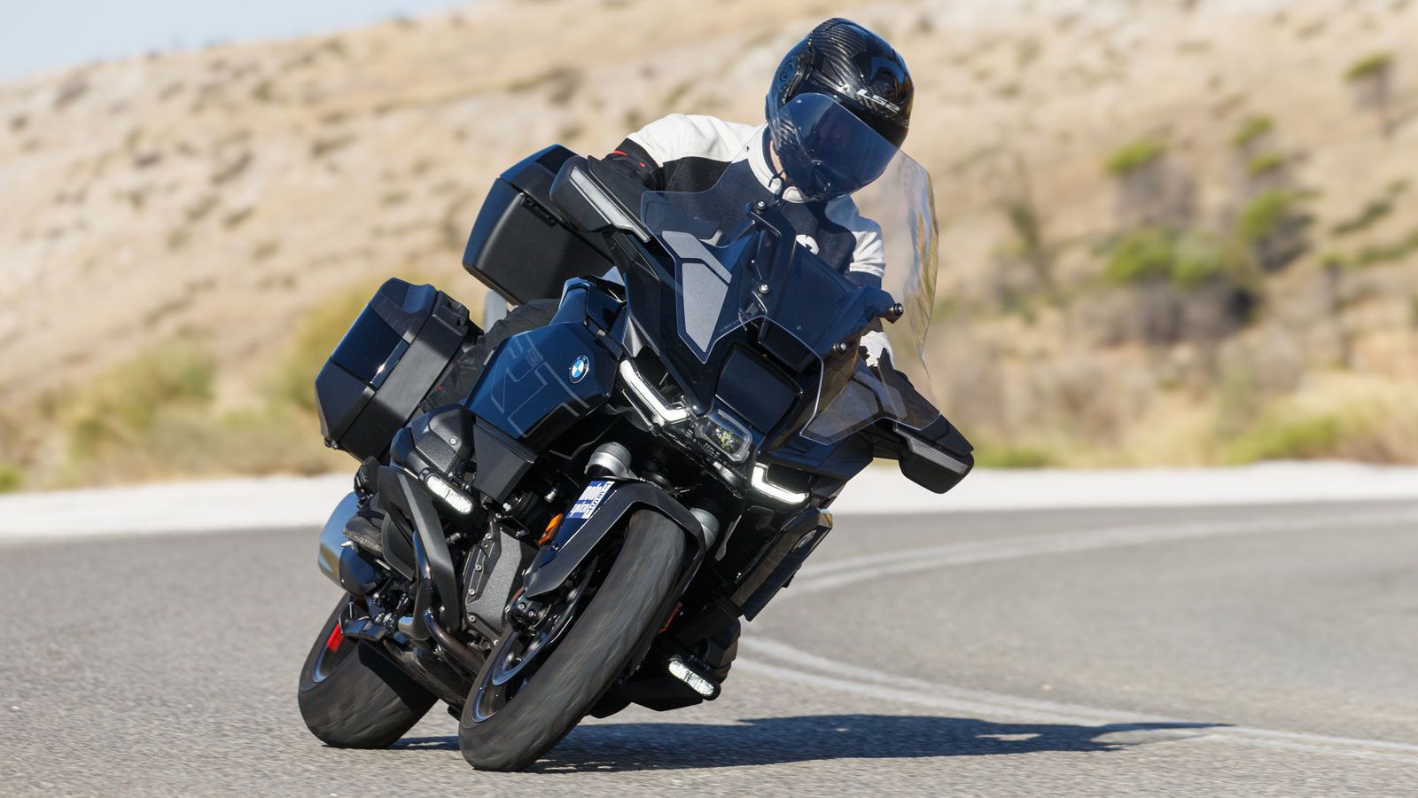 Το νέο μοντέλο είναι πιο μαζεμένο σε διαστάσεις αλλά και πιο δυναμικό, βάζοντας τον αναβάτη πιο μπροστά για βελτιωμένο χειρισμό και δίνοντας του έναν 