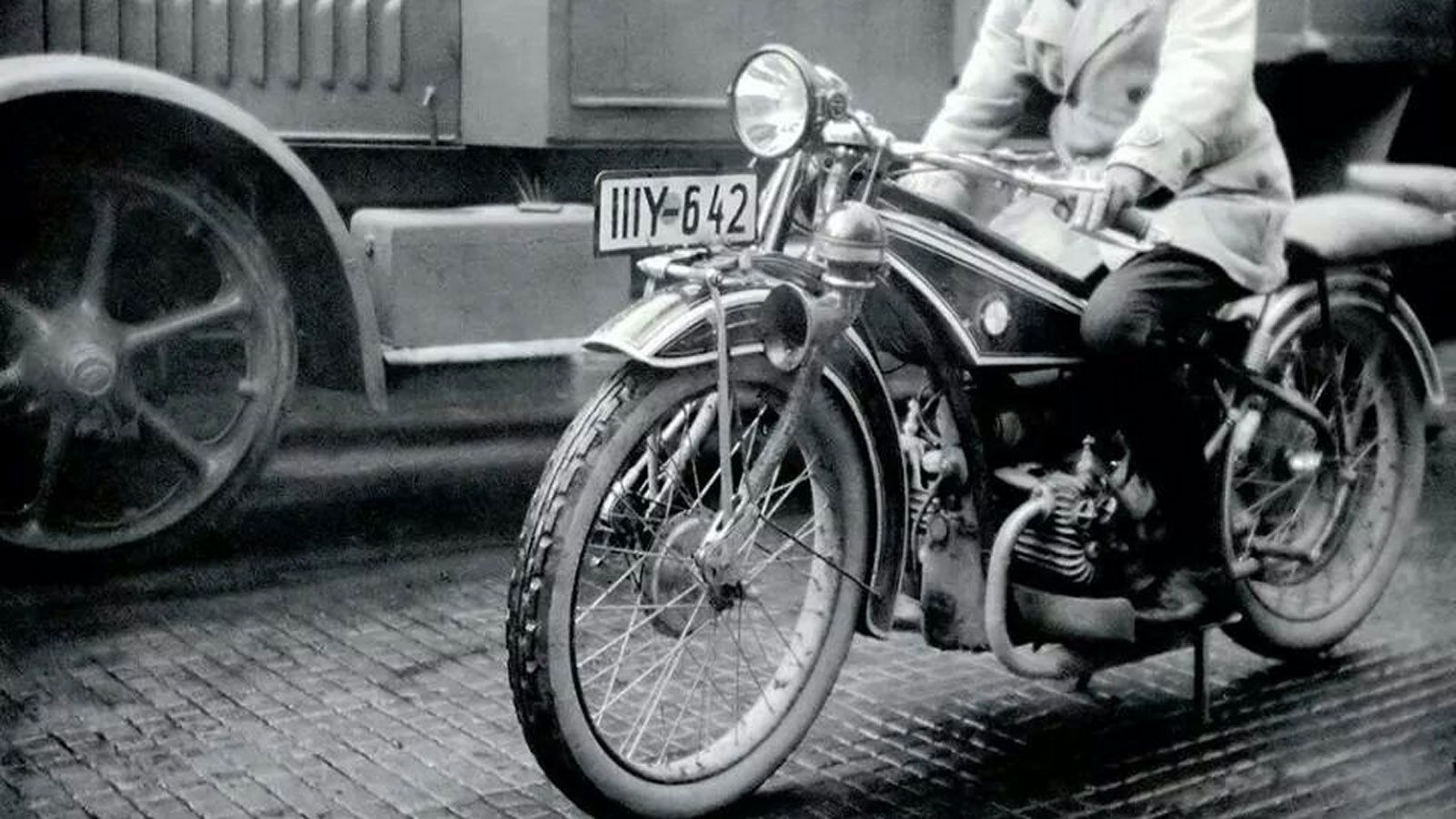 Το 1923, ο μηχανικός Max Friz παρουσίασε την R32, την πρώτη μοτοσυκλέτα της BMW, που θα γινόταν η βάση για έναν ολόκληρο αιώνα ιστορίας.