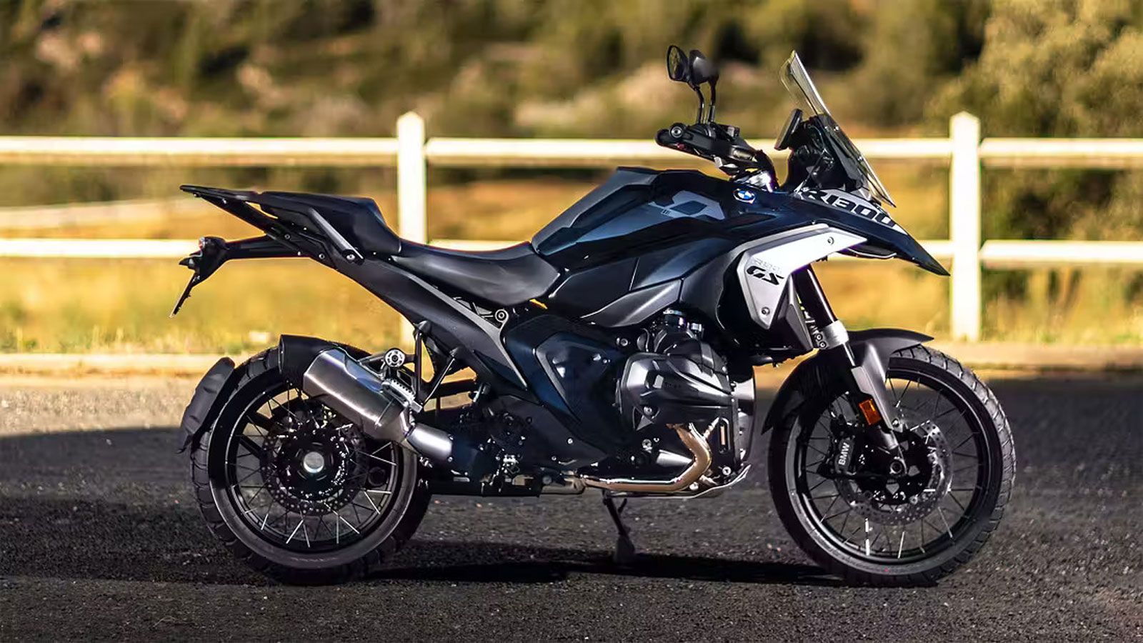 Η κίνηση αυτή της BMW Γαλλίας στοχεύει να προσελκύσει αναβάτες που αναζητούν κορυφαία adventure μοντέλα με πιο «σκοτεινή» αισθητική και ιδιαίτερο χαρα