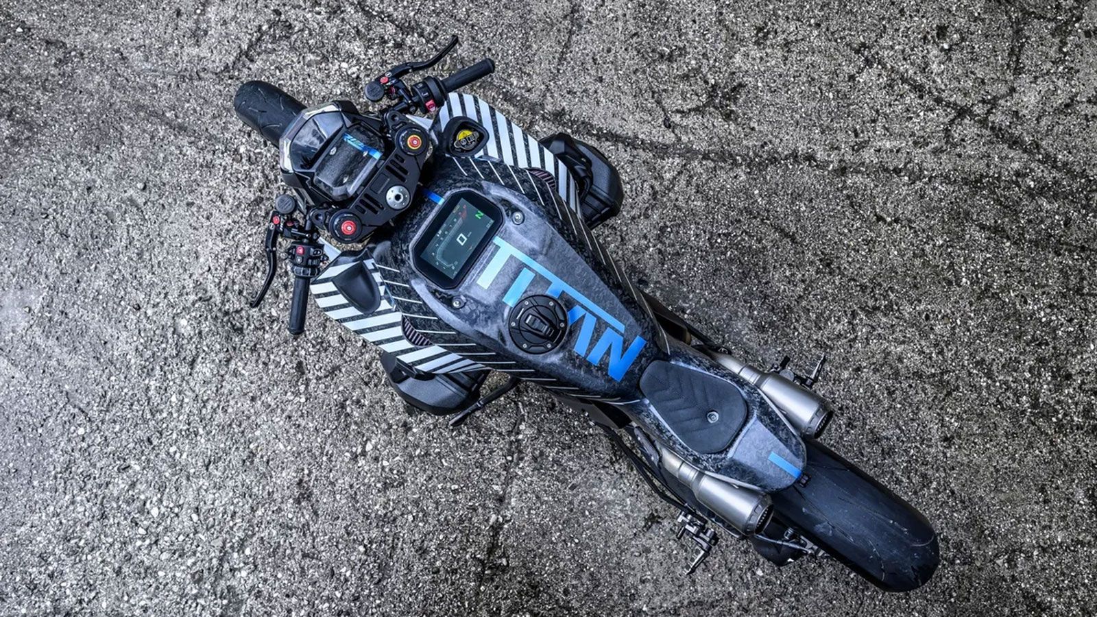 Το πλαίσιο του Titan έχει ανασχεδιαστεί με γνώμονα την απόλυτη σταθερότητα σε υψηλές ταχύτητες. Στην ανάρτηση συναντάμε σύστημα της Wilbers, με εκτετα