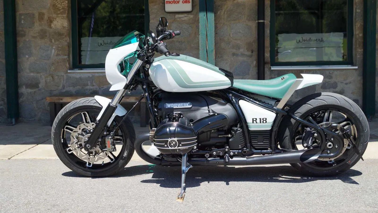 Οι Speed Sisters είναι «αδερφές» με διακριτό χαρακτήρα: η R 12 αποπνέει σπορτίφ και νεανική διάθεση, ενώ η R 18 παραμένει πιο ώριμη και επιβλητική. 