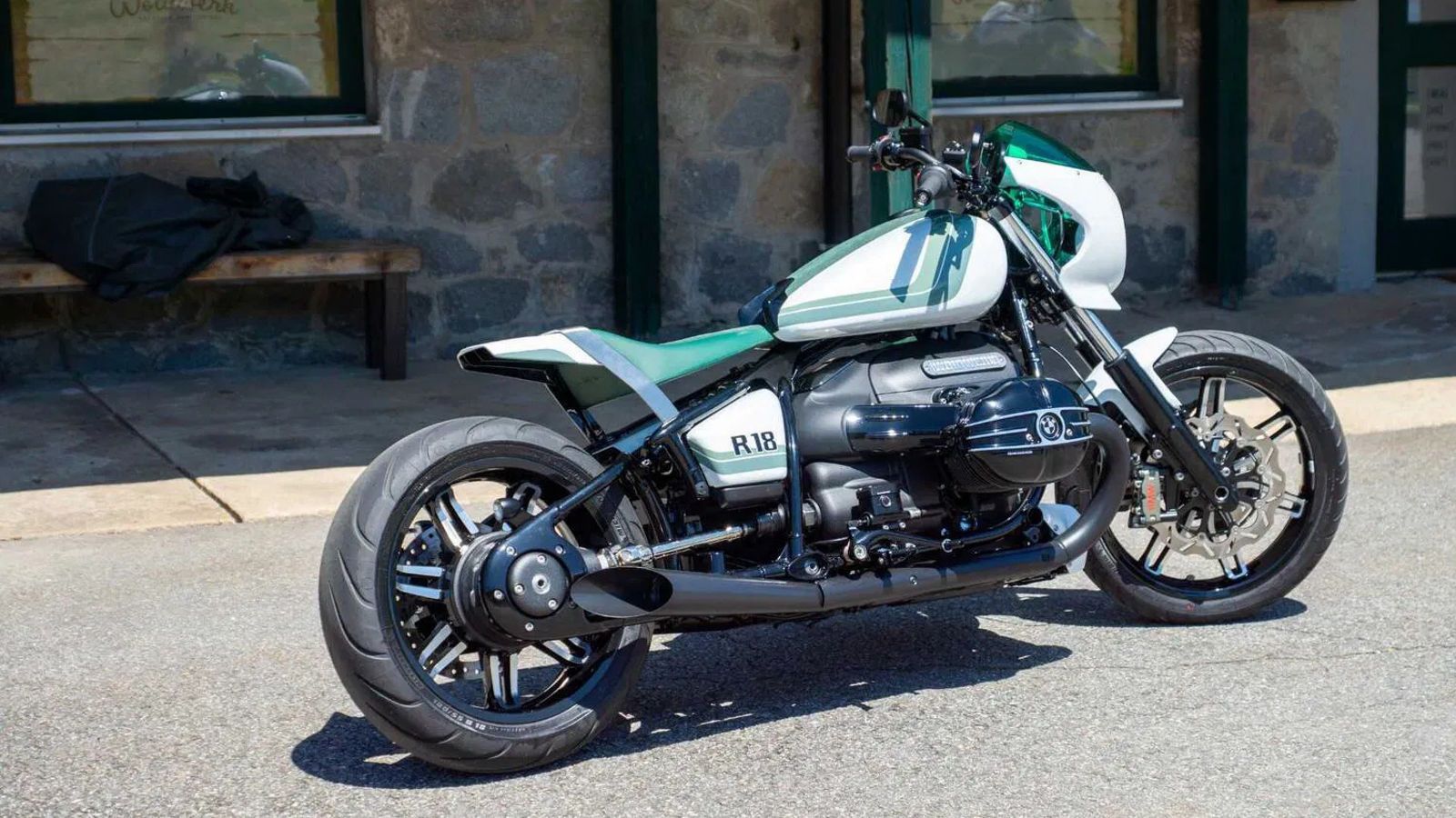 Το κοινό τους “ντύσιμο” εμπνέεται από το φυσικό τοπίο του Βαυαρικού Δάσους. Μια παλέτα με 75% χειμωνιάτικο λευκό και 25% πράσινο – χ