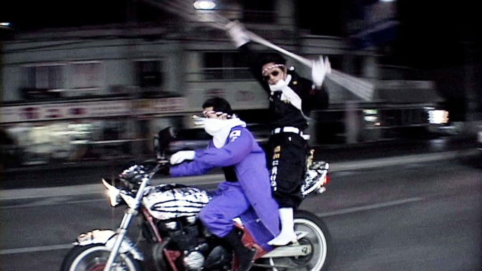 Στις δεκαετίες του Ά70 και κυρίως του Ά80, οι Bosozoku ήταν παντού: κομβόι δεκάδων μηχανών έσκιζαν τους δρόμους του Τόκιο, της Οσάκα, της Χιροσίμα.