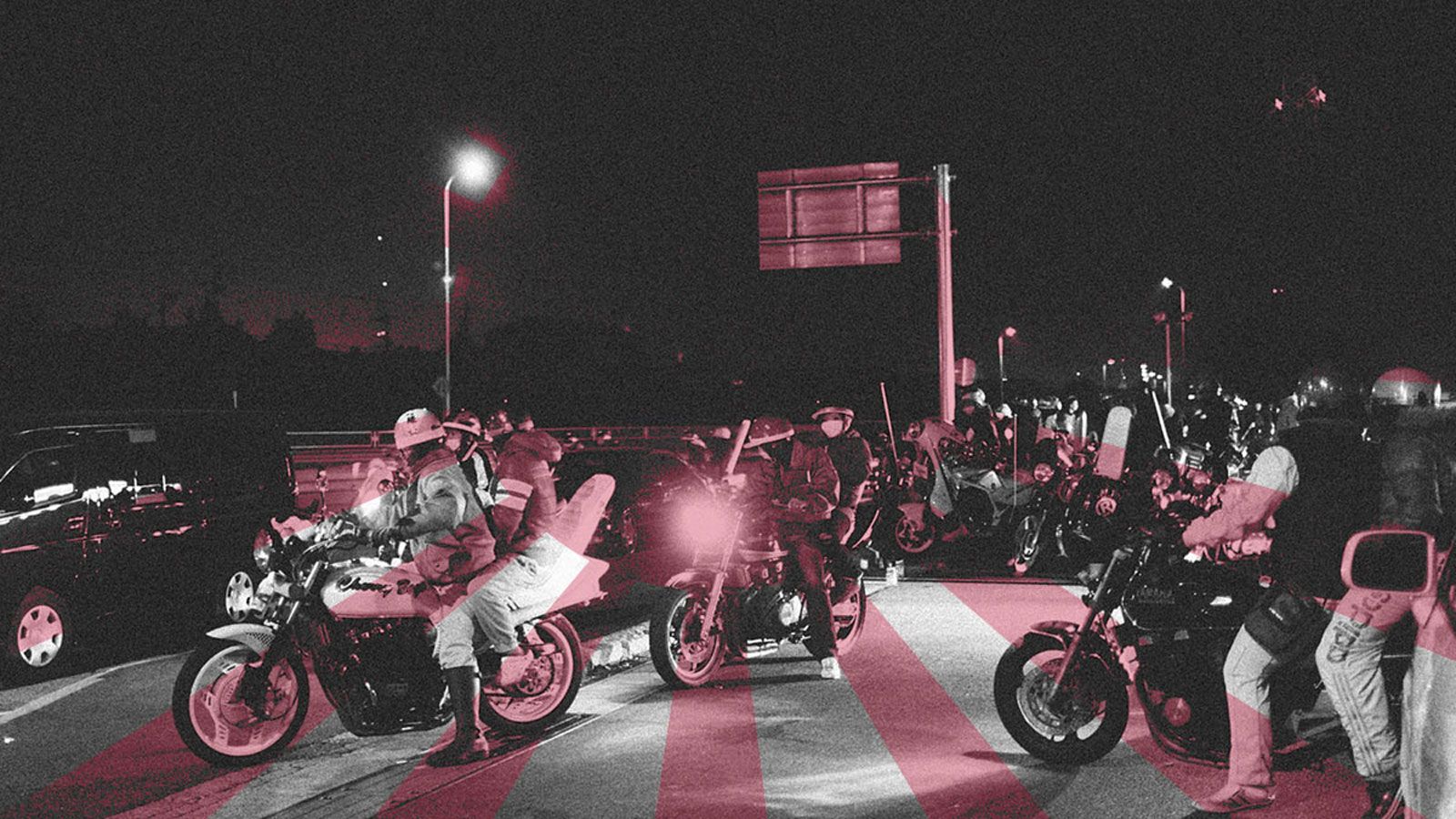 Οι ίδιοι φορούσαν στολές εμπνευσμένες από τον στρατό και τη Yakuza, συχνά κεντημένες με ποιητικά ή επιθετικά συνθήματα. Αν έβλεπες Bosozoku στο δρόμο,