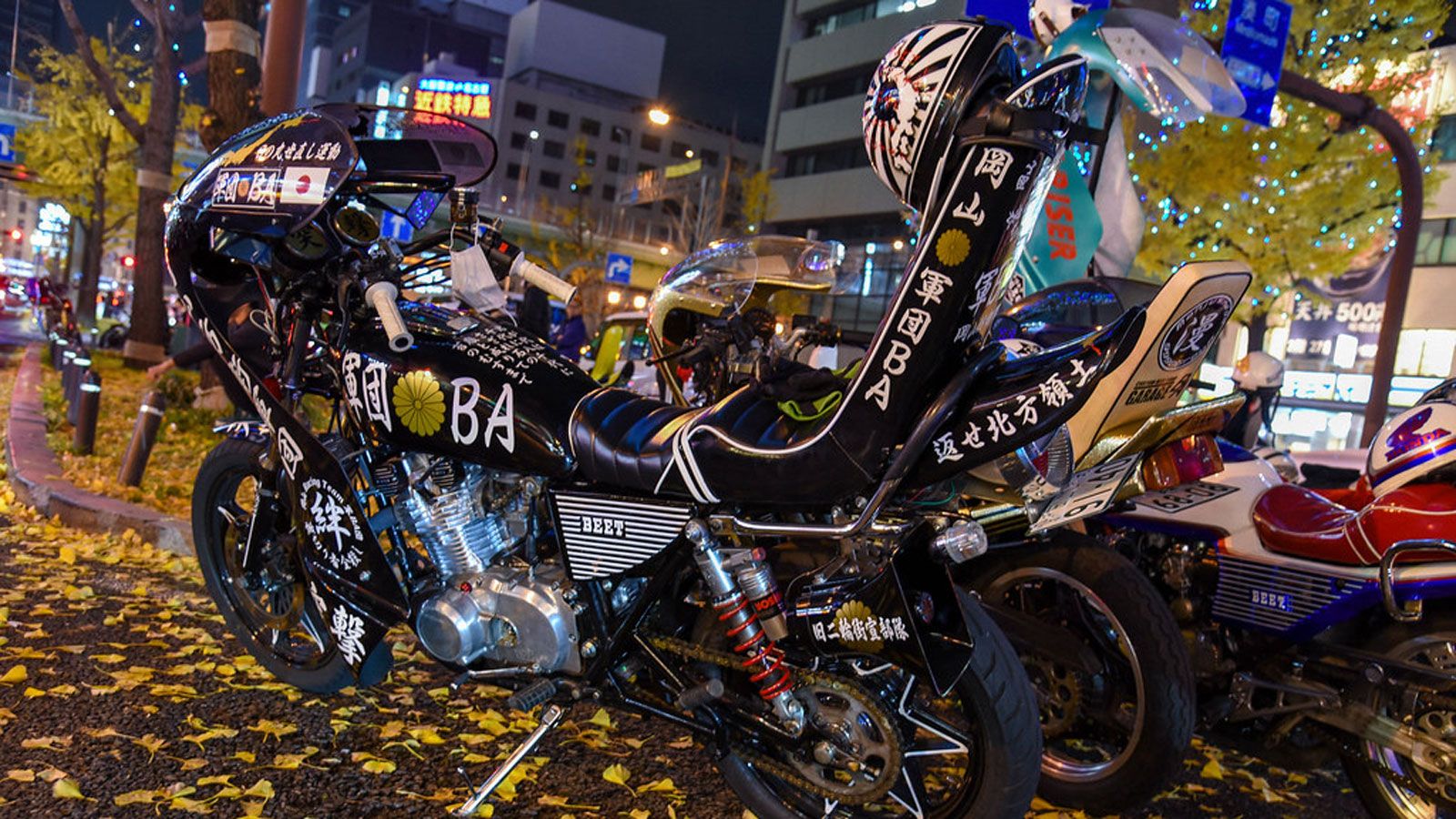 Το βλέμμα τους δεν ξεχνιέται: ψηλά φέρινγκ εμπνευσμένα από πολεμικά αεροσκάφη, τεράστιες εξατμίσεις, φώτα φορτηγών και χρώματα που δεν συγχωρούσαν το 