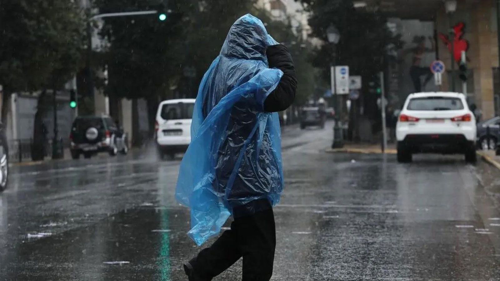 Σημαντικά τμήματα του οδικού δικτύου έχουν κλείσει προσωρινά για λόγους ασφαλείας. Η ΕΛ.ΑΣ. ανακοίνωσε σειρά αποκλεισμών λόγω επικίνδυνων υδάτινων όγκ