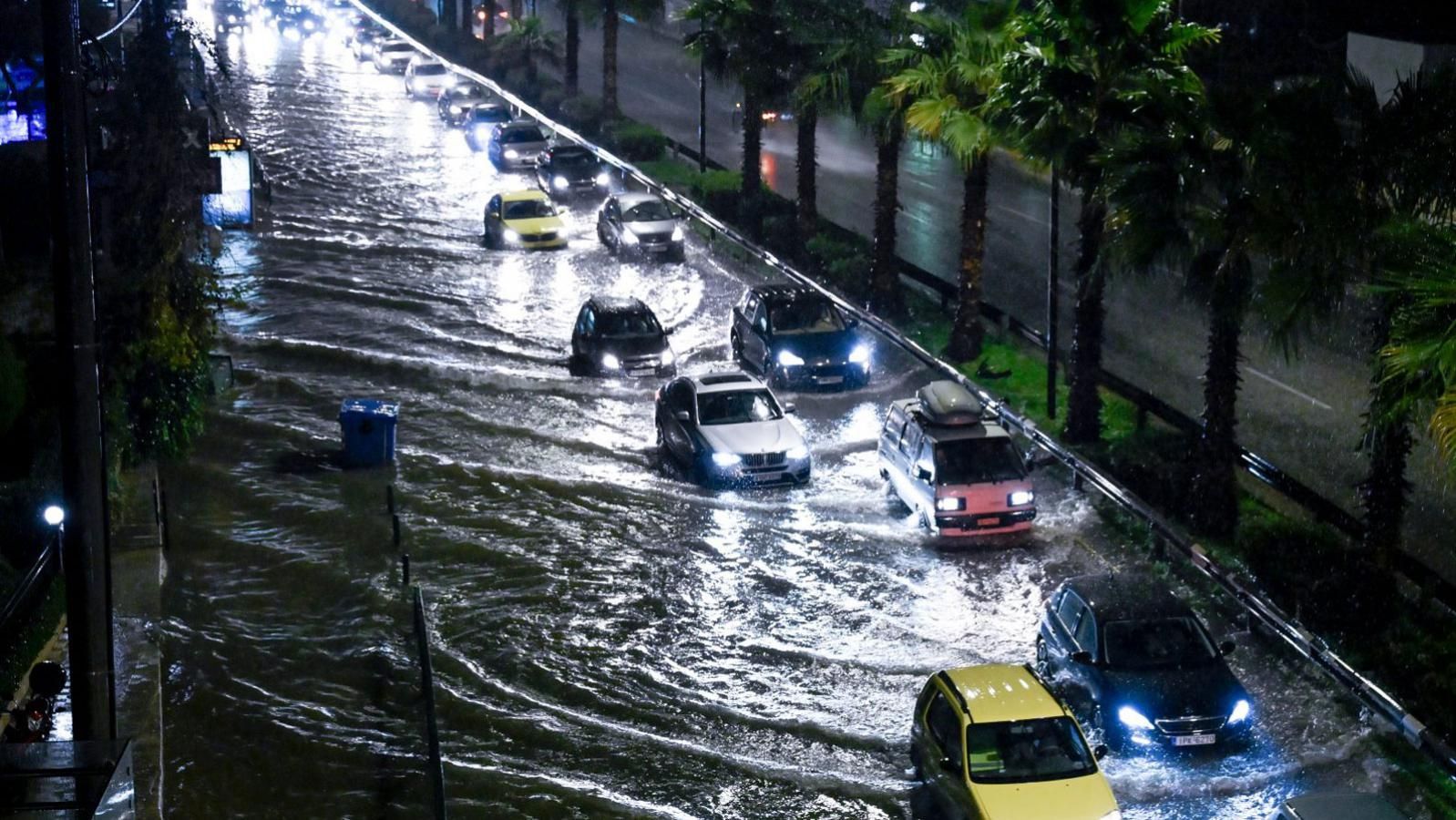 Κακοκαιρία Byron: Ποιοι δρόμοι είναι κλειστοί στην Αττική – Μεγάλες παγίδες νερού και κυκλοφοριακό χάος