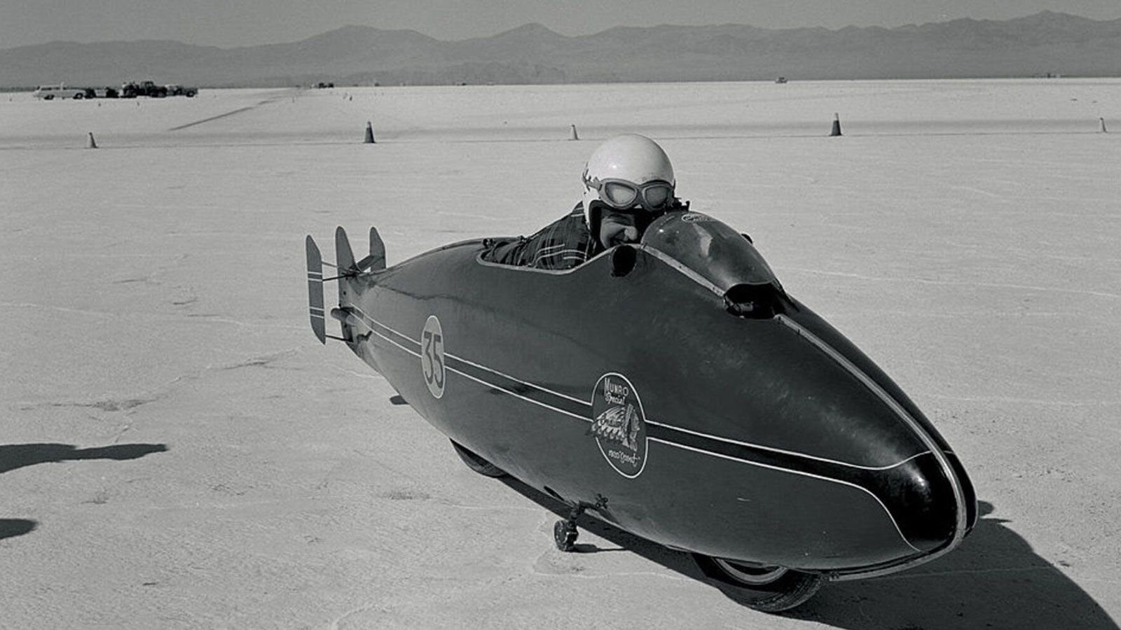 Μόνος του, σε ένα φτωχικό γκαράζ στο Invercargill, δούλευε νύχτες ολόκληρες με έναν τόρνο χειρός, παλιά έμβολα και τις γνώσεις του αυτοδίδακτου μάστορ