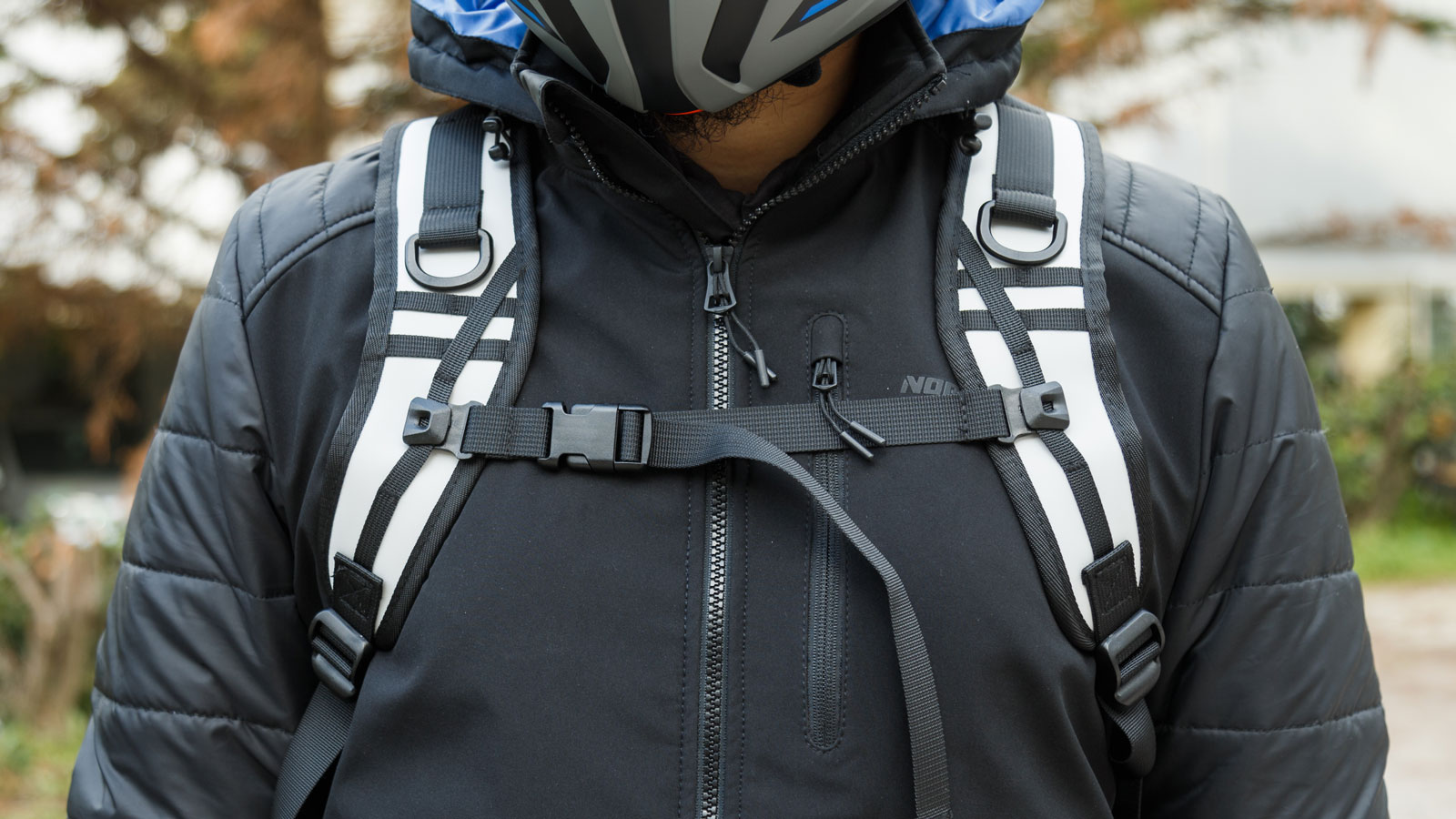 Οι ιμάντες ώμων της Gen2 είναι ρυθμιζόμενοι, διαθέτουν πρακτικά loops για την τοποθέτηση αντικειμένων (π.χ. κλειδιά) και έχουν έναν ιμάντα στένρου για