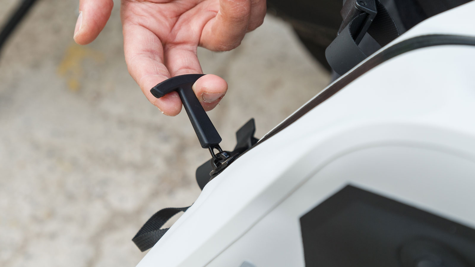 Το Backpack της Gen2 διαθέτει μία λαβή σε σχήμα T, ώστε να μπορείς να ανοιγοκλείνεις το φερμουάρ με μεγαλύτερη ευκολία. 