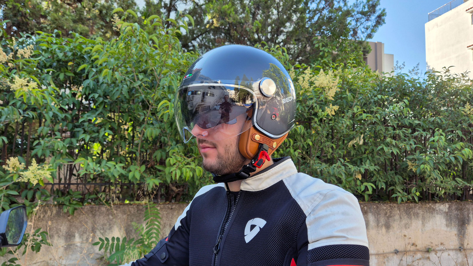 Η εμφάνιση του Beon B-120, σίγουρα δεν μαρτυρά την χαμηλή του τιμή, ενώ η Retro αισθητική του με το καφέ εσωτερικό θα ταιριάξει γάντι με Vintage scoot