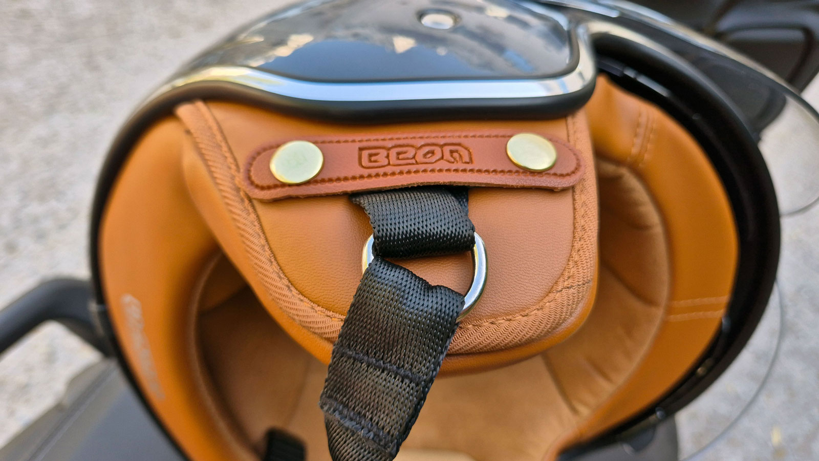 Τα πλαϊνά αυτιά του Beon B-120, κάνουν το βάλε-βγάλε πανεύκολο, ενώ μία κομψή προσθήκη είναι και το ανάγλυφο λογότυπο. 