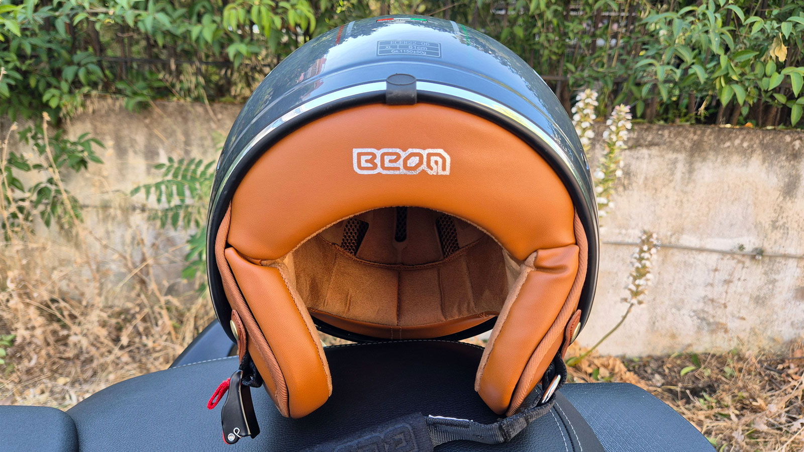 Η δερματίνη στο κάτω μέρος του Beon B-120, του προσδίδει μία premium εμφάνιση.