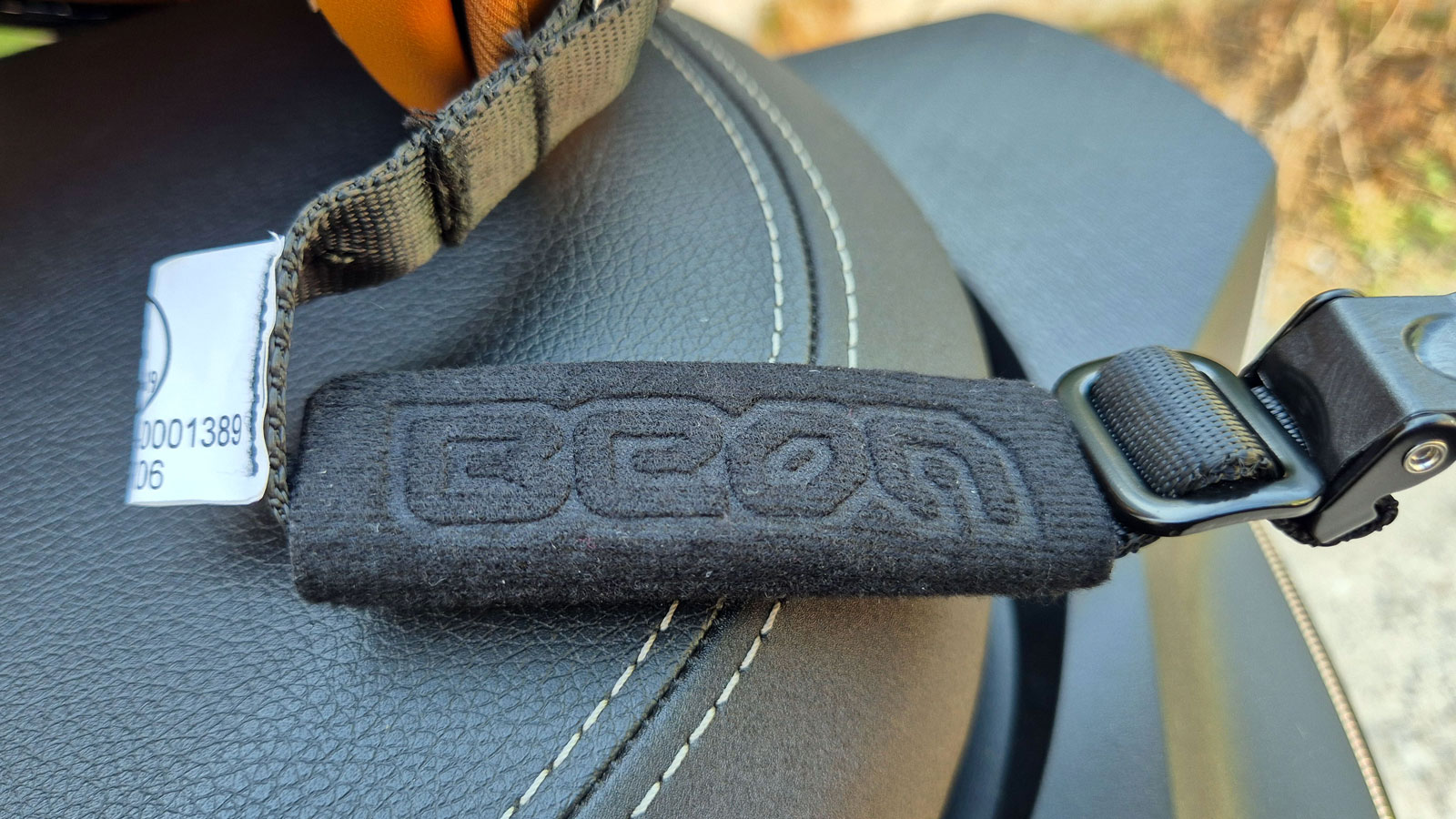 το Beon B-120 έχει ένα λουράκι με απαλό ύφασμα για να μην ερεθίζεται ο λαιμός.