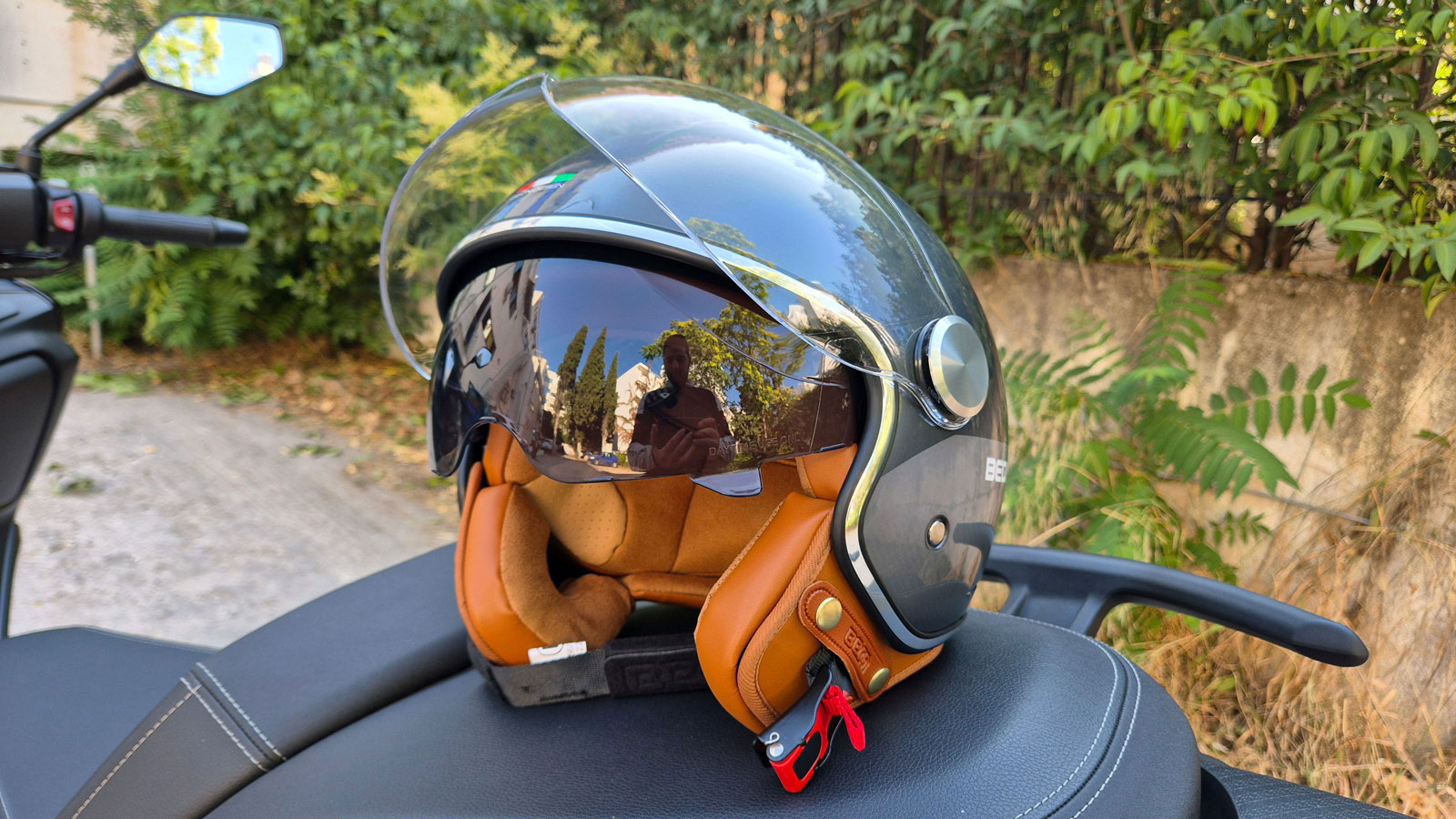 Jet κράνος Beon B-120. 