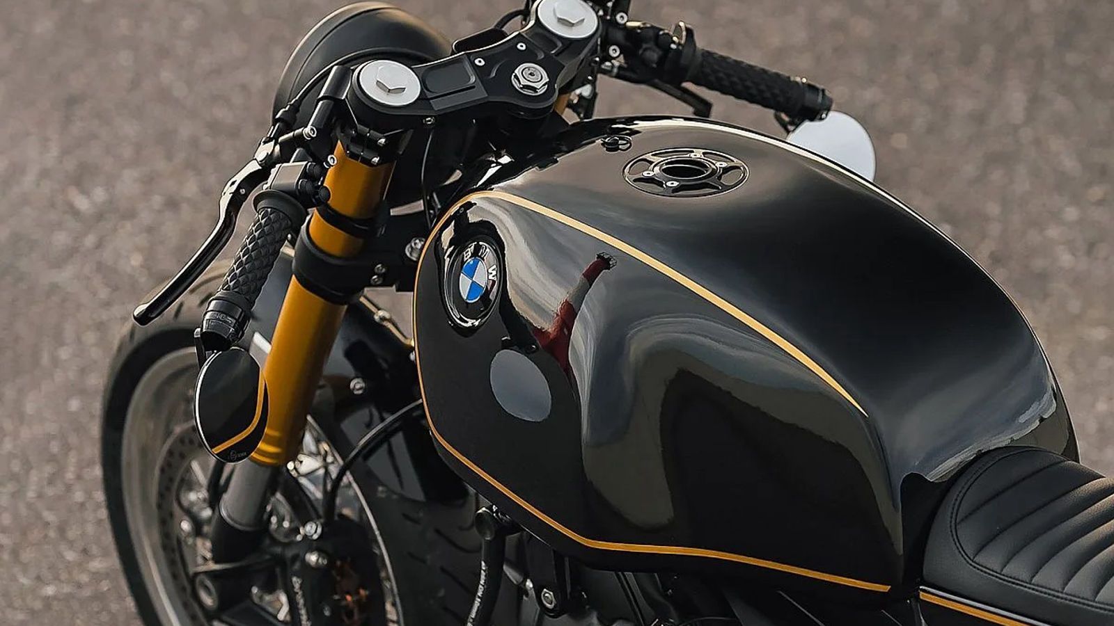 Για να επιτευχθεί η κλασική εικόνα, η Motoizevro έδωσε ιδιαίτερη σημασία στο ρεζερβουάρ