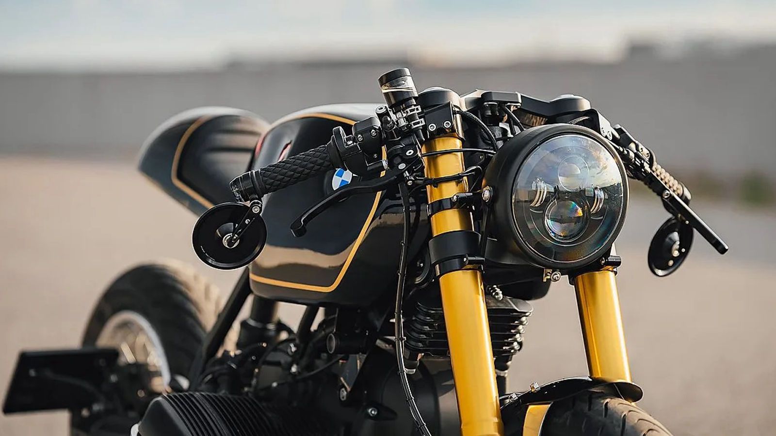 Tοποθετήθηκαν μινιμαλιστικά LED φωτιστικά σώματα και εξατμίσεις ειδικής παραγγελίας, που χαρίζουν πιο γεμάτο ήχο και τονίζουν τον επιθετικό χαρακτήρα 