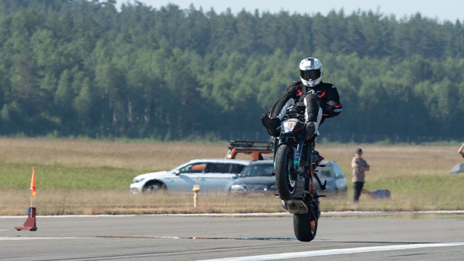 Ρεκόρ σούζας και ανάποδης οδήγησης από 51άχρονο Σουηδό (+video)