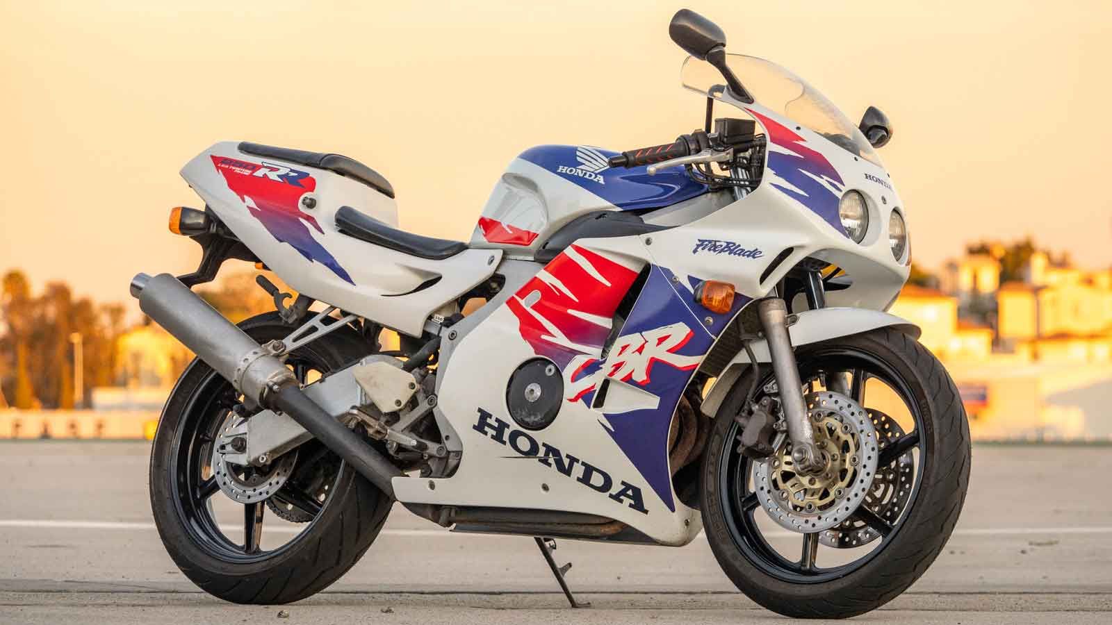 Η μικρή δασκάλα της Honda για τα superbikes
