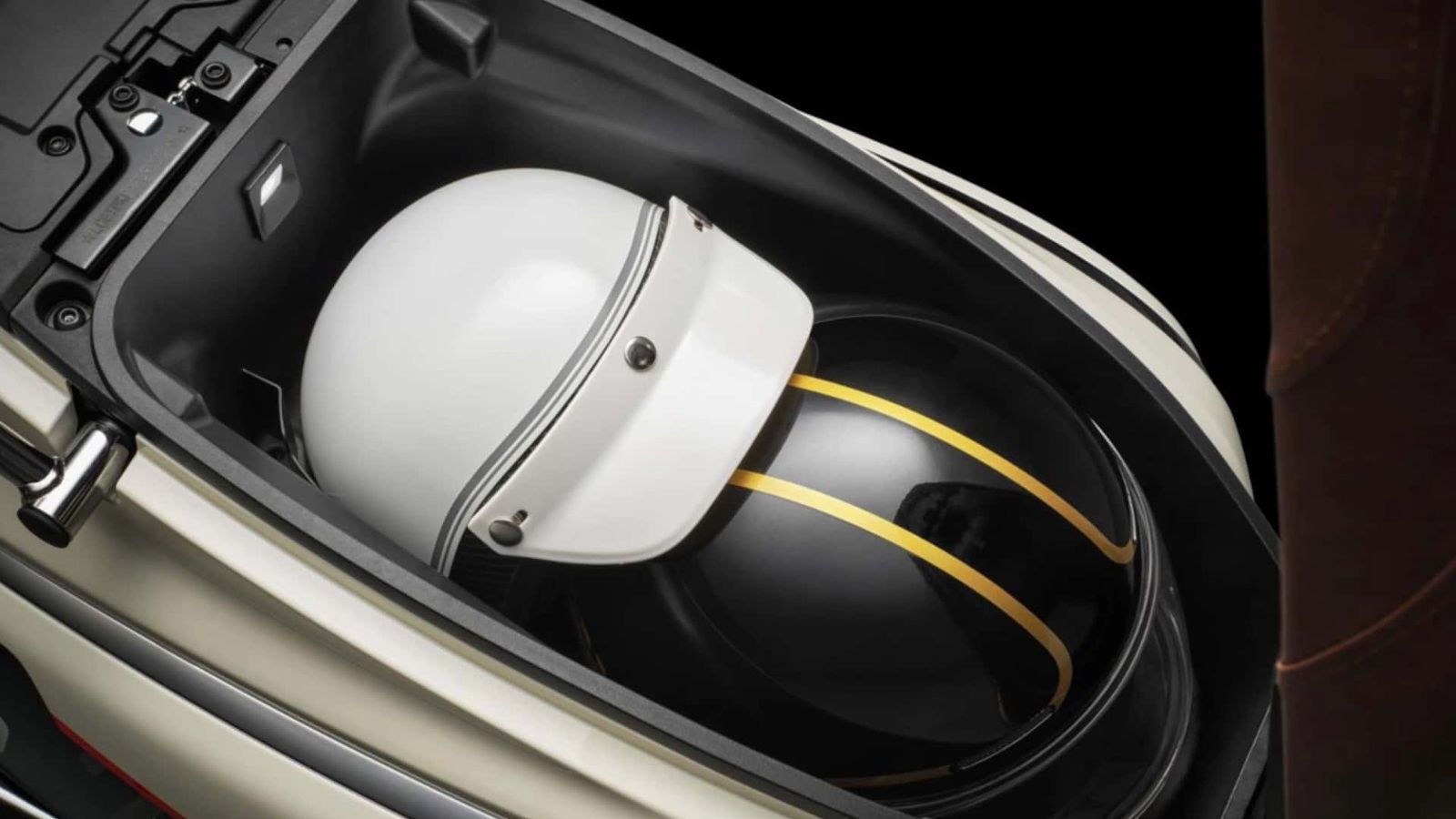 Βάσει των στοιχείων που δίνει η εταιρεία, θα έχει και αρκετό χώρο κάτω από τη σέλα για να δεχτεί δύο κράνη, ένα τύπου full face και ένα jet.