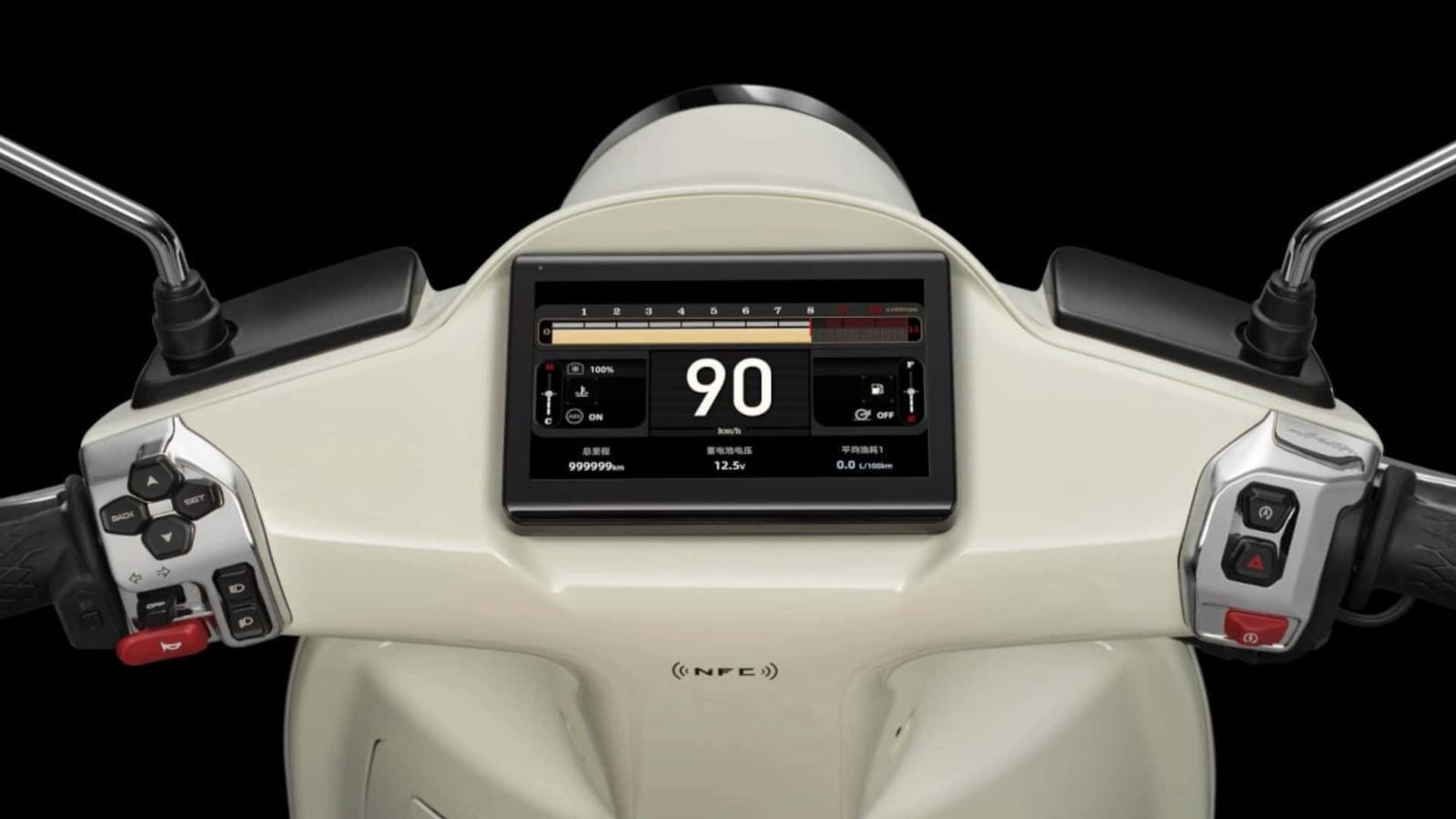 Παρά τη ρετρό αισθητική, το 150 Aura δεν στερείται σύγχρονων δυνατοτήτων. Εξοπλίζεται με έγχρωμη οθόνη TFT 6,2 ιντσών