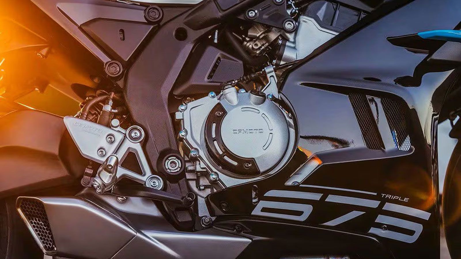 Ο τρικύλινδρος κινητήρας των 674 κυβικών αποδίδει 94 ίππους στις 11.000 στροφές και ροπή 7,1 kgm στις 8.250 στροφές, σε συνδυασμό με κιβώτιο έξι σχέσε