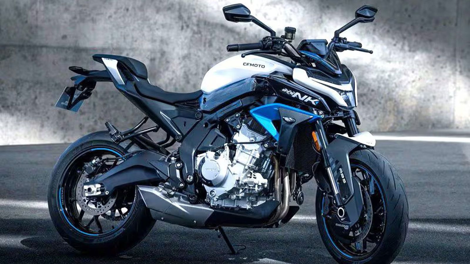 Το 675NK εξοπλίζεται με φρένα J.Juan και ABS, traction control δύο σταδίων, έλεγχο πίεσης ελαστικών και έγχρωμη TFT οθόνη 5 ιντσών με συνδεσιμότητα Bl