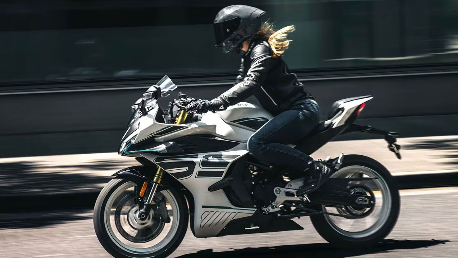  Παράλληλα, το μοντέλο αποκτά βελτιωμένο ABS και traction control της Bosch, νέο αεραγωγό ψύξης για το μπροστινό φρένο και ανασχεδιασμένο παρμπρίζ για