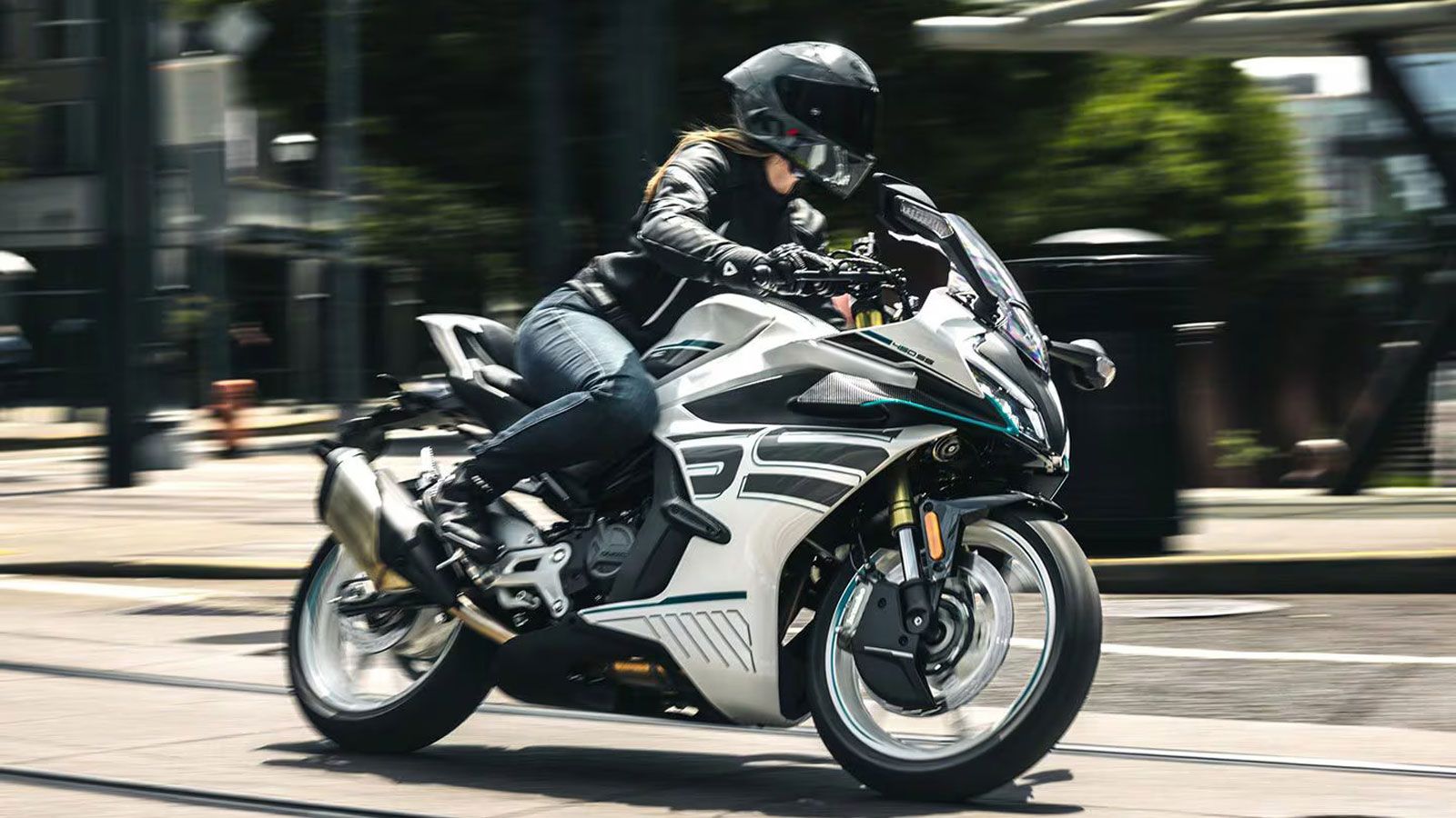 Το sportbike 450SS, που ήδη έχει παρουσία δύο ετών στην αγορά, αποκτά αναβαθμίσεις για το 2026. Ο δικύλινδρος κινητήρας των 449 κυβικών πλέον αποδίδει