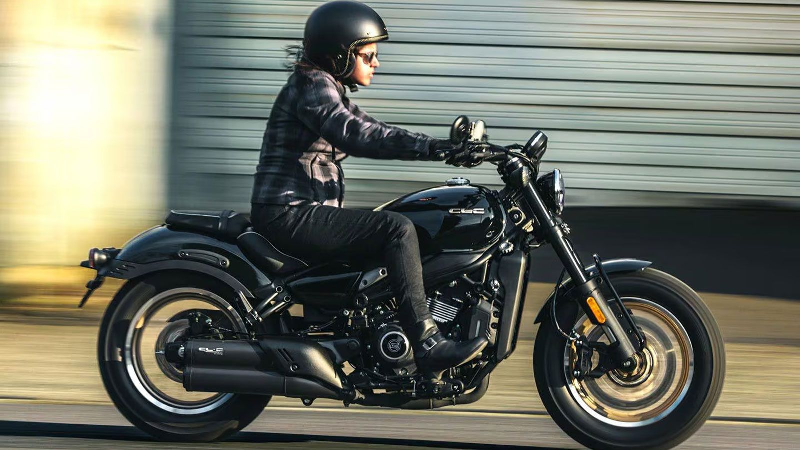 Στην κατηγορία cruiser, το 450CL-C διατηρεί τον ίδιο κινητήρα των 449 κυβικών με το 450SS, αλλά συνοδεύεται πλέον από σημαντικές εργονομικές και αισθη