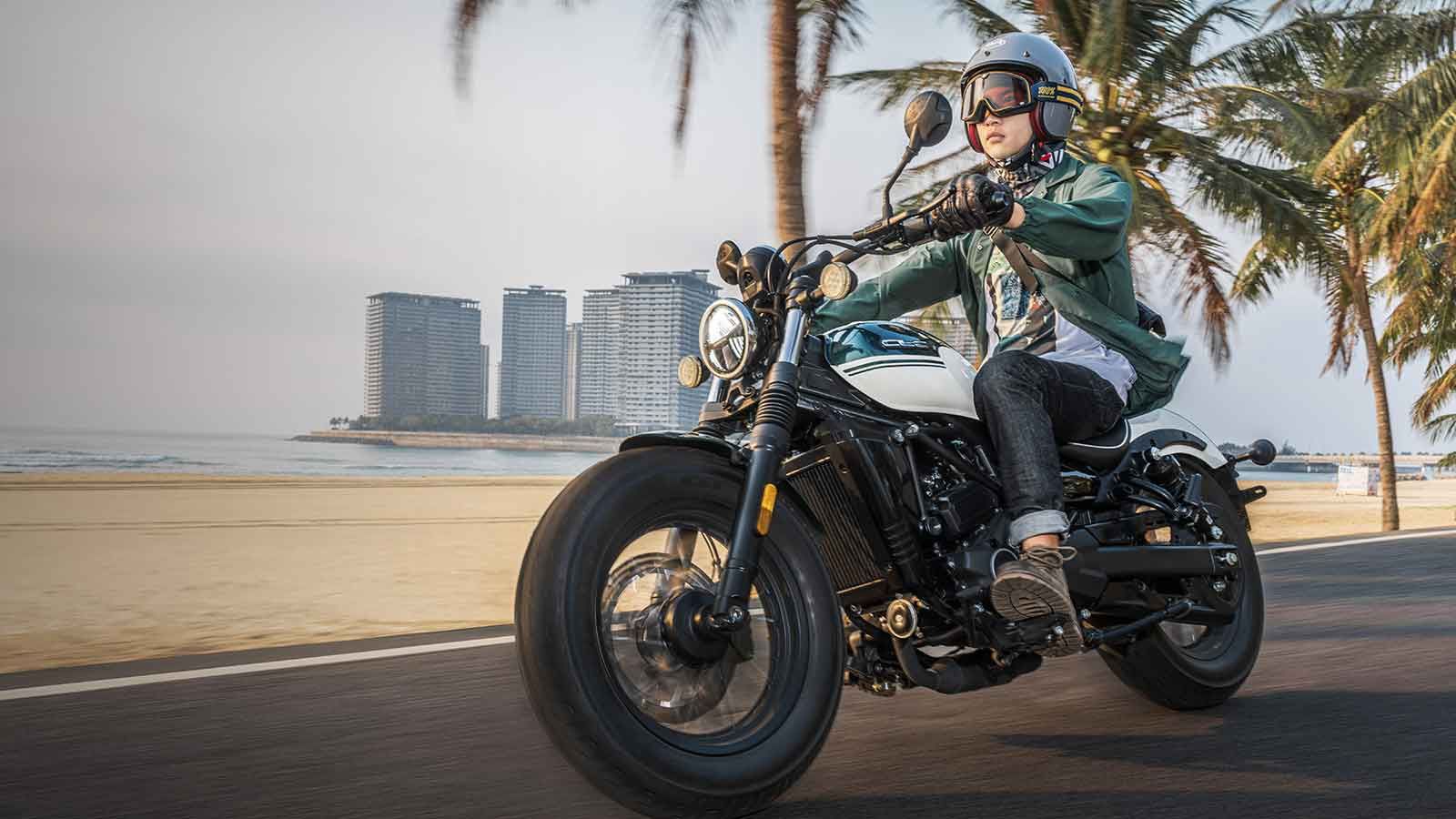 Οι τροχοί των 16 ιντσών με φαρδιά ελαστικά cruiser τύπου