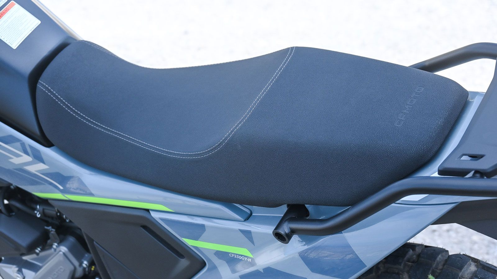 Με ύψος σέλας 840 mm και ρεζερβουάρ 13 λίτρων, το νέο 250DUAL είναι πρακτικό και έτοιμο για περιπέτεια.