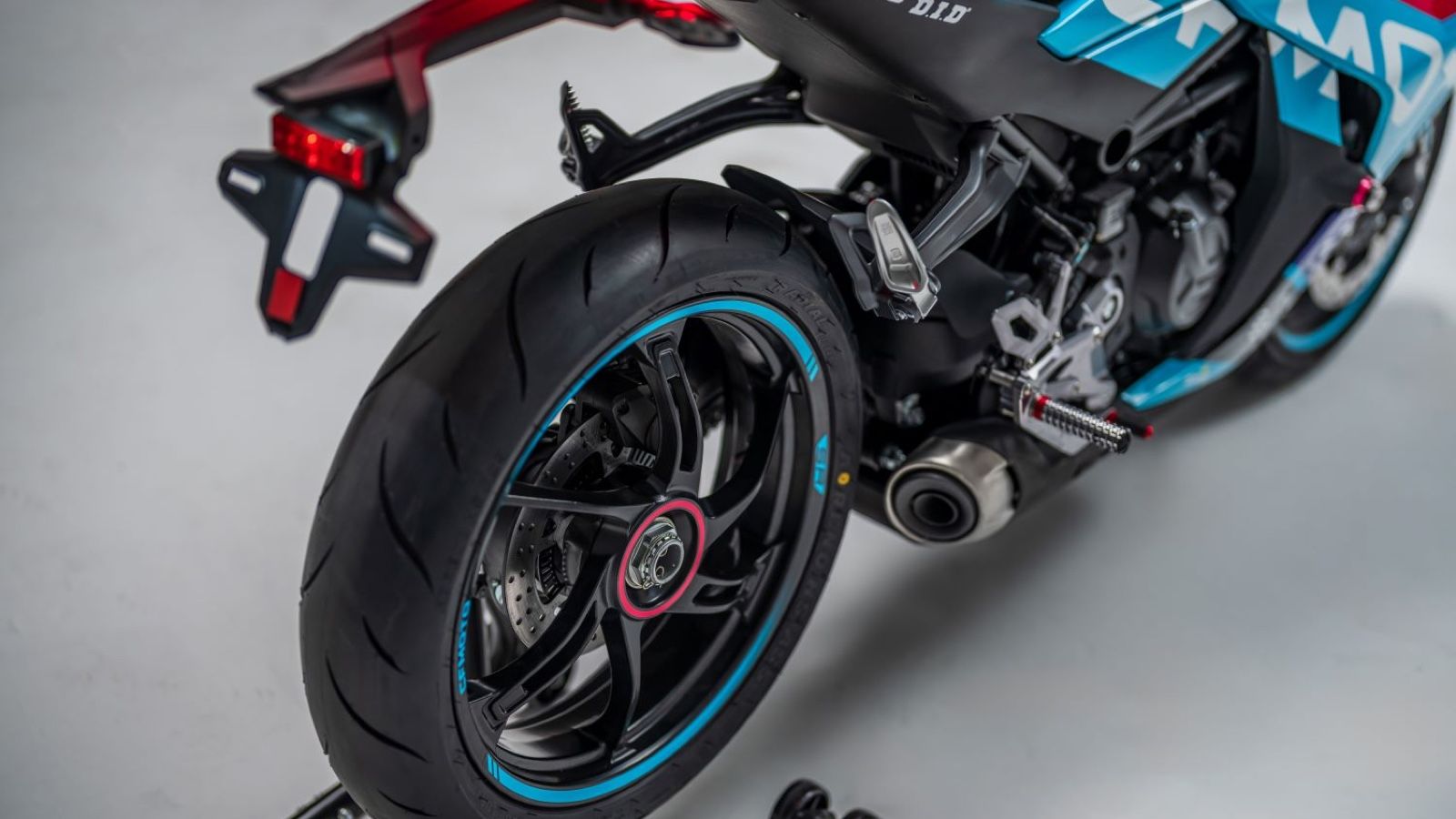 Η CFMOTO γιορτάζει την επιτυχία της στο Moto3 με την 450SR S Team Aspar Limited Edition